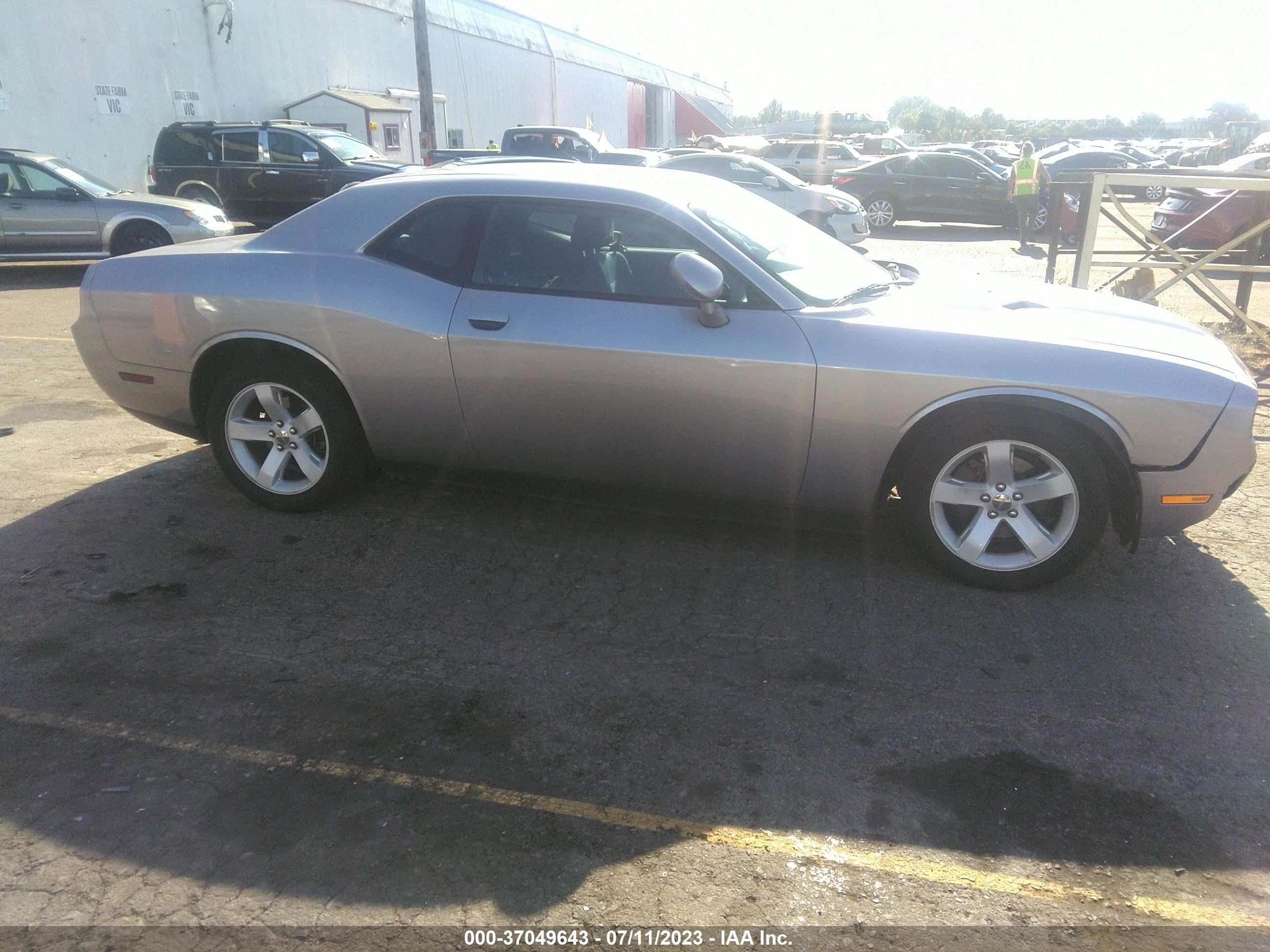 Photo 12 VIN: 2C3CDYAG8DH665939 - DODGE CHALLENGER 