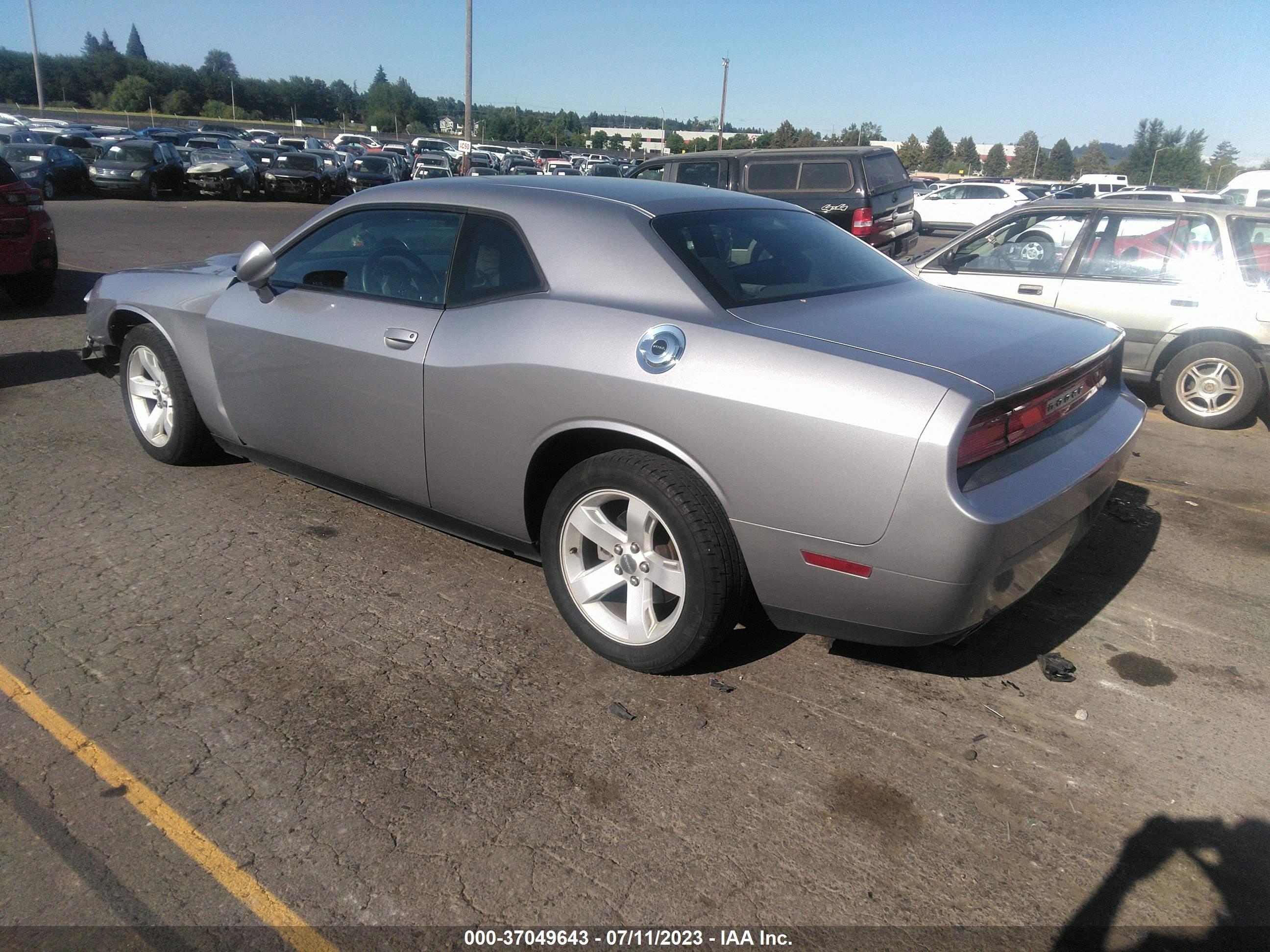 Photo 2 VIN: 2C3CDYAG8DH665939 - DODGE CHALLENGER 