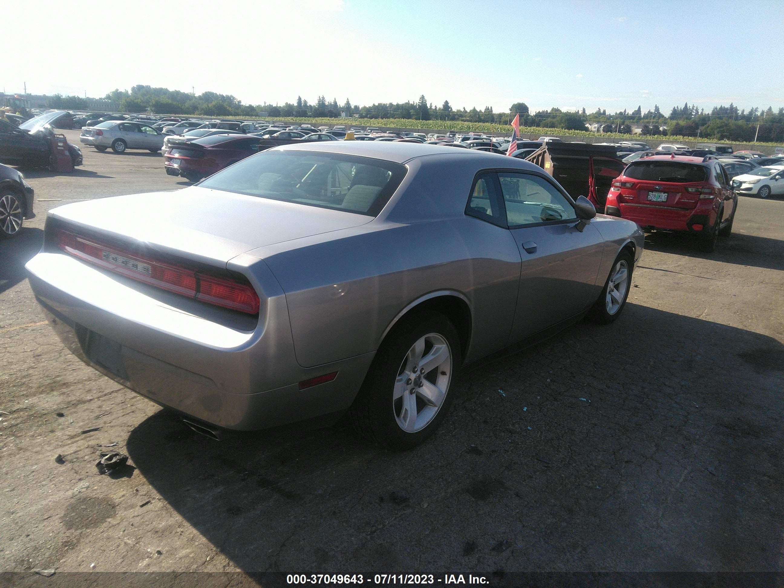 Photo 3 VIN: 2C3CDYAG8DH665939 - DODGE CHALLENGER 