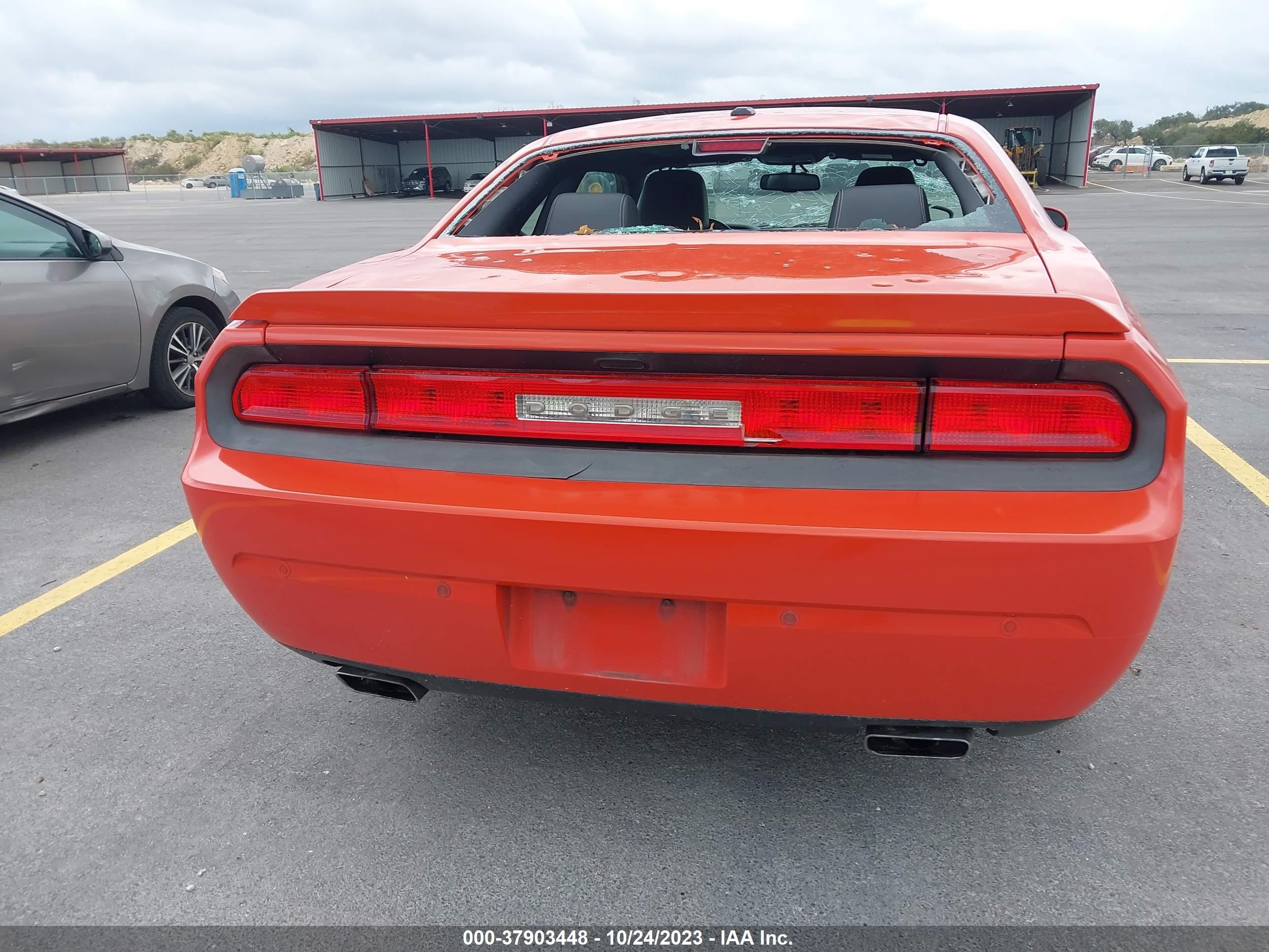 Photo 15 VIN: 2C3CDYBT3DH733625 - DODGE CHALLENGER 