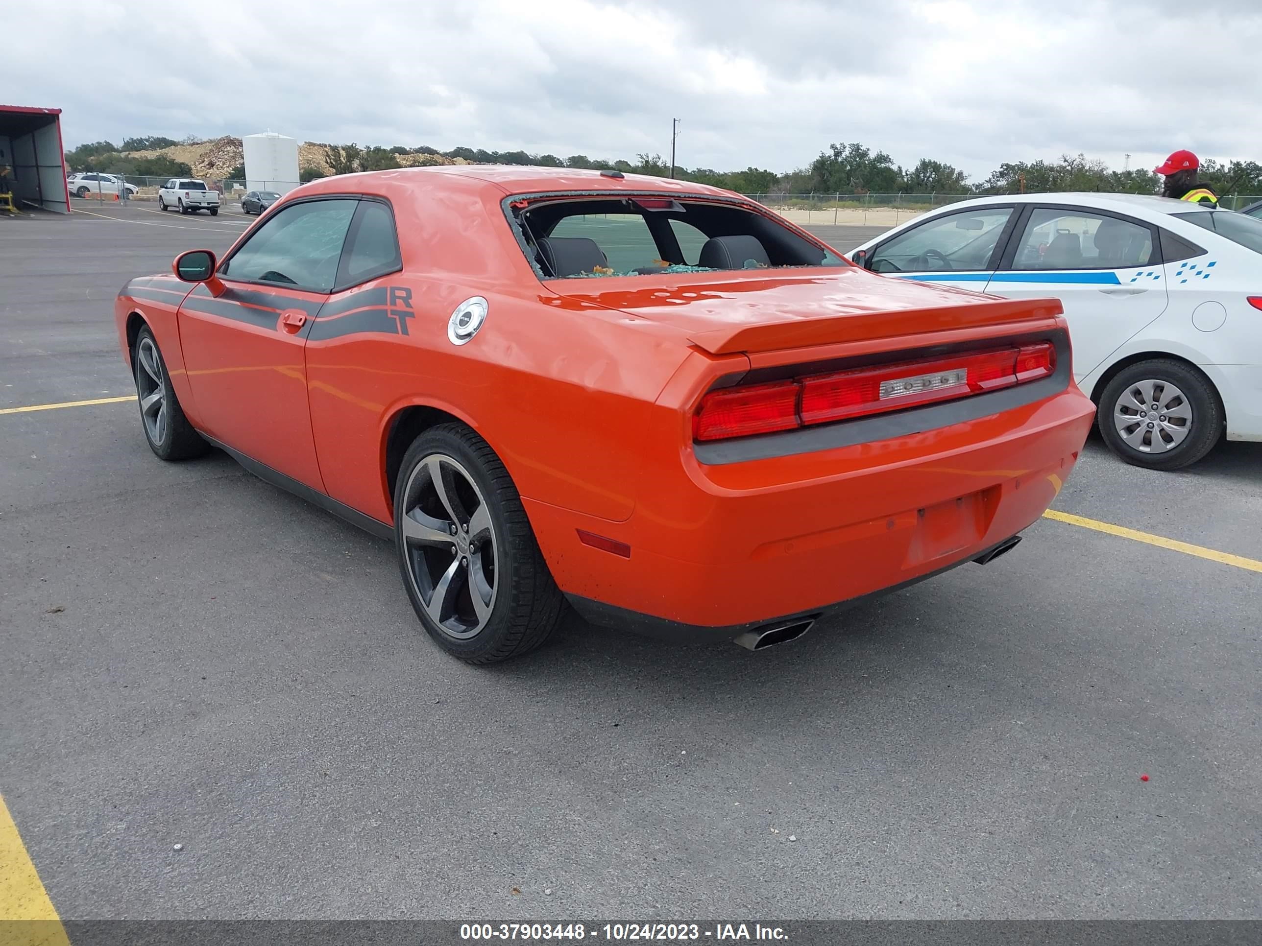 Photo 2 VIN: 2C3CDYBT3DH733625 - DODGE CHALLENGER 