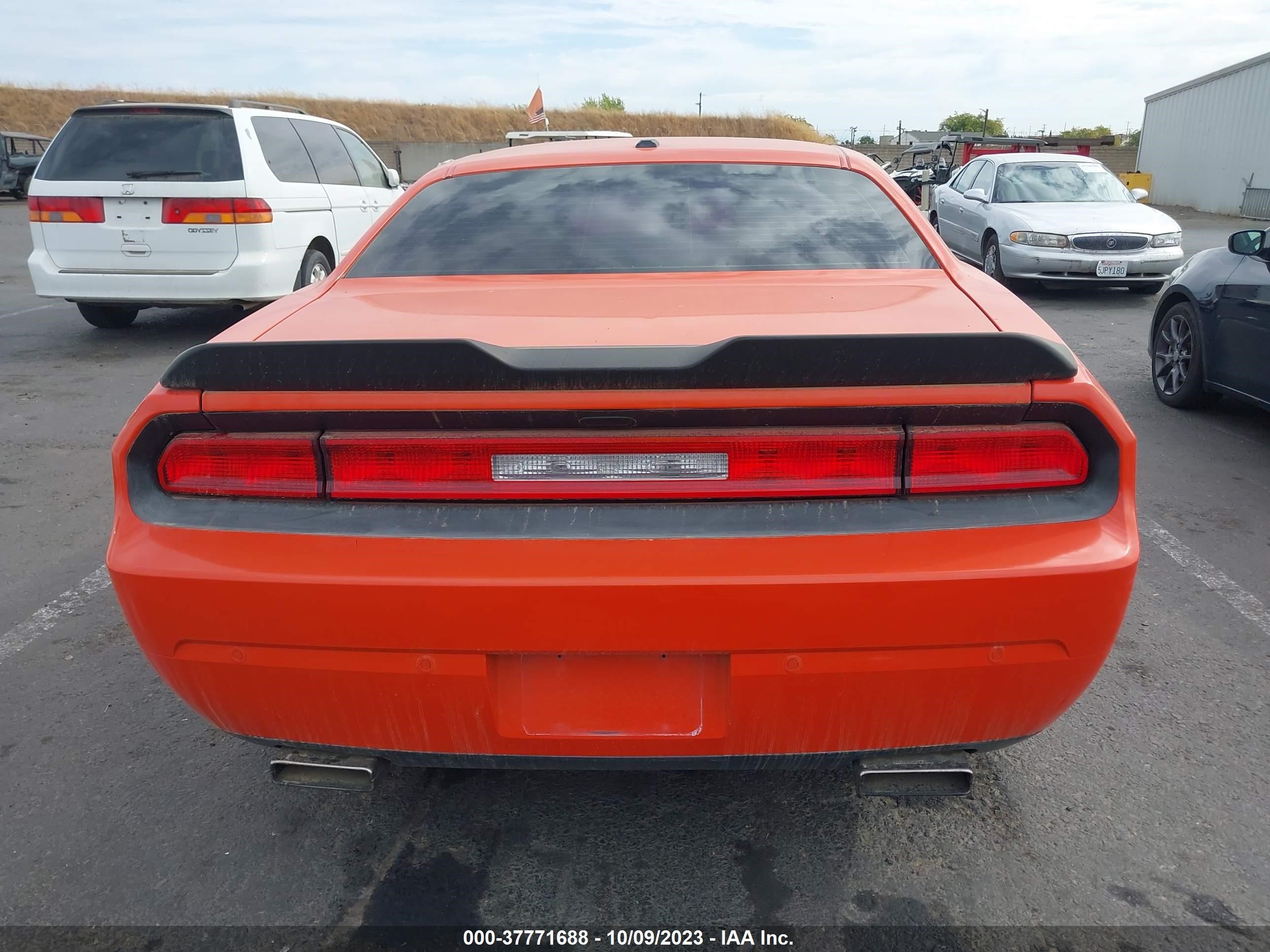 Photo 15 VIN: 2C3CDYBT7DH733532 - DODGE CHALLENGER 