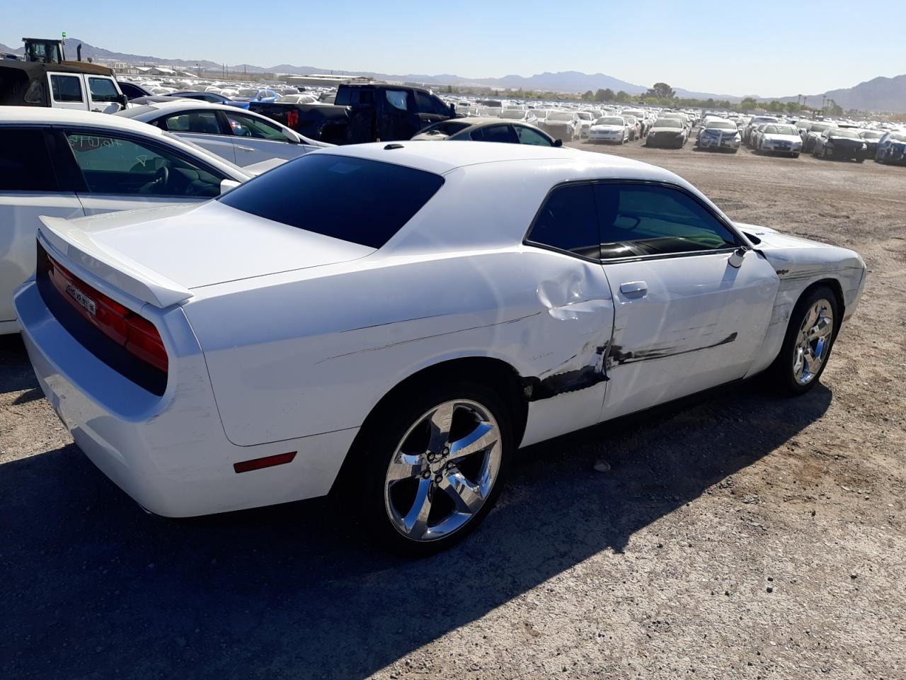 Photo 2 VIN: 2C3CDYBT8DH530584 - DODGE CHALLENGER 