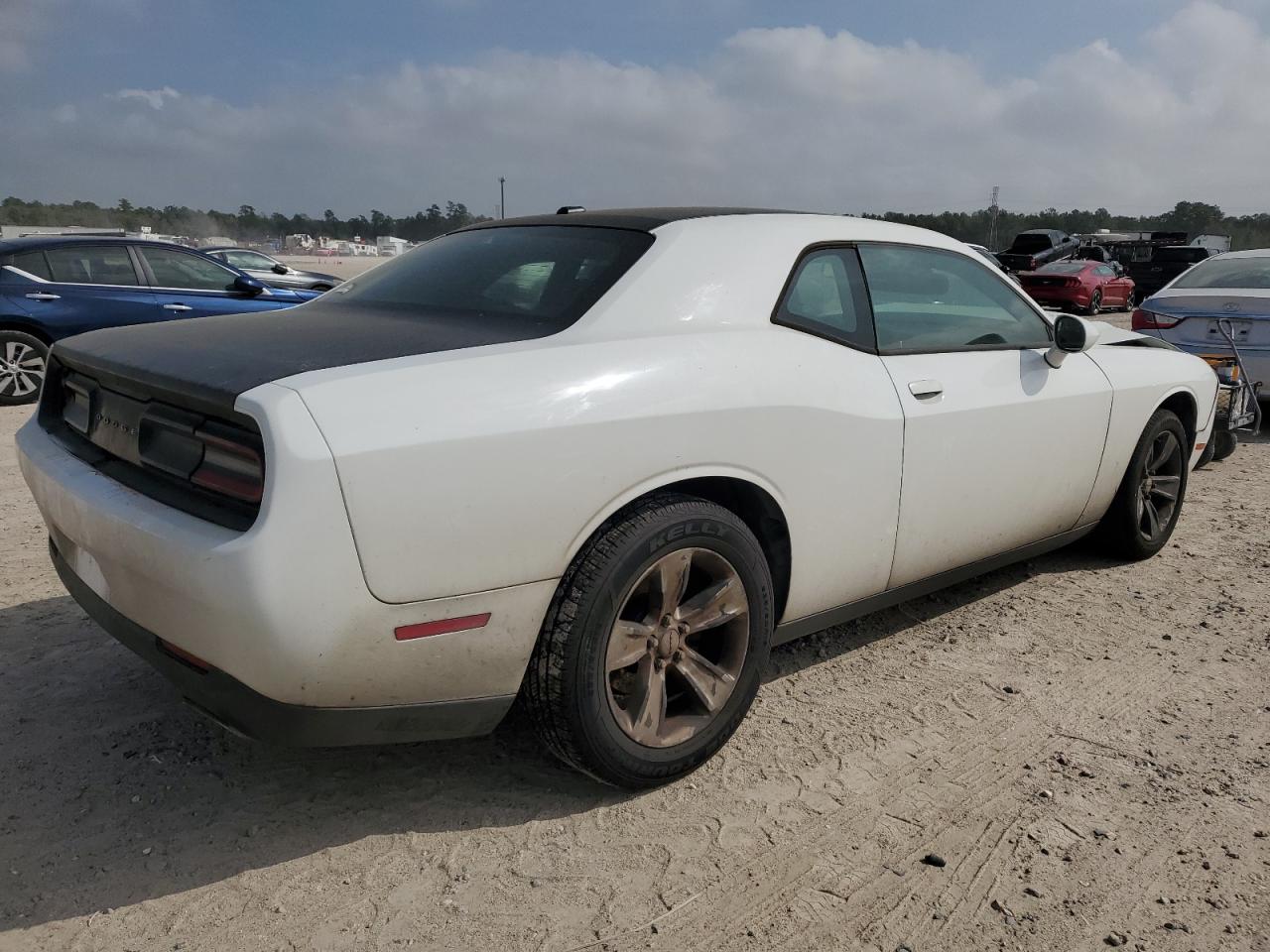 Photo 2 VIN: 2C3CDZAG1FH700409 - DODGE CHALLENGER 