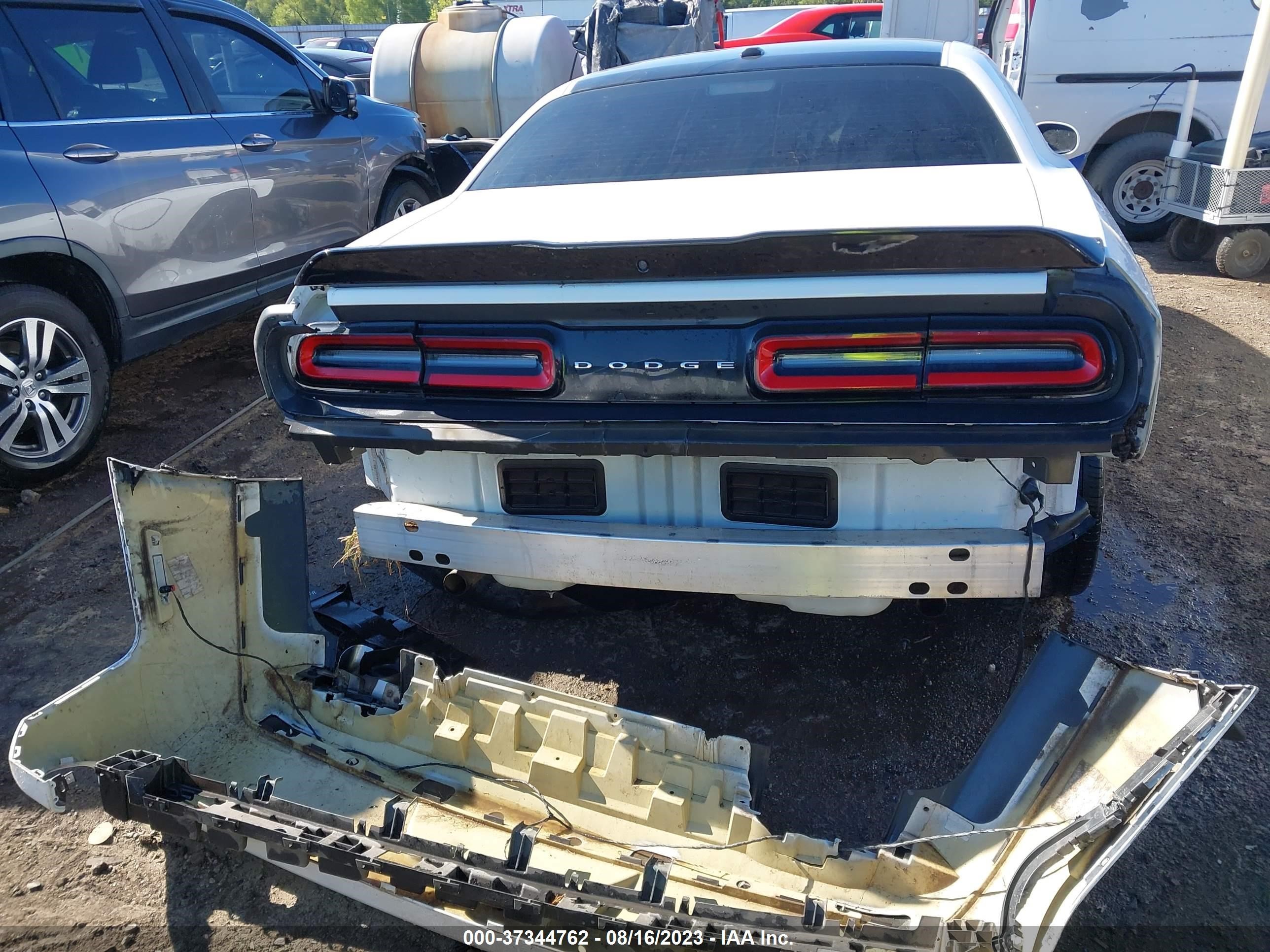 Photo 16 VIN: 2C3CDZAGXJH305976 - DODGE CHALLENGER 