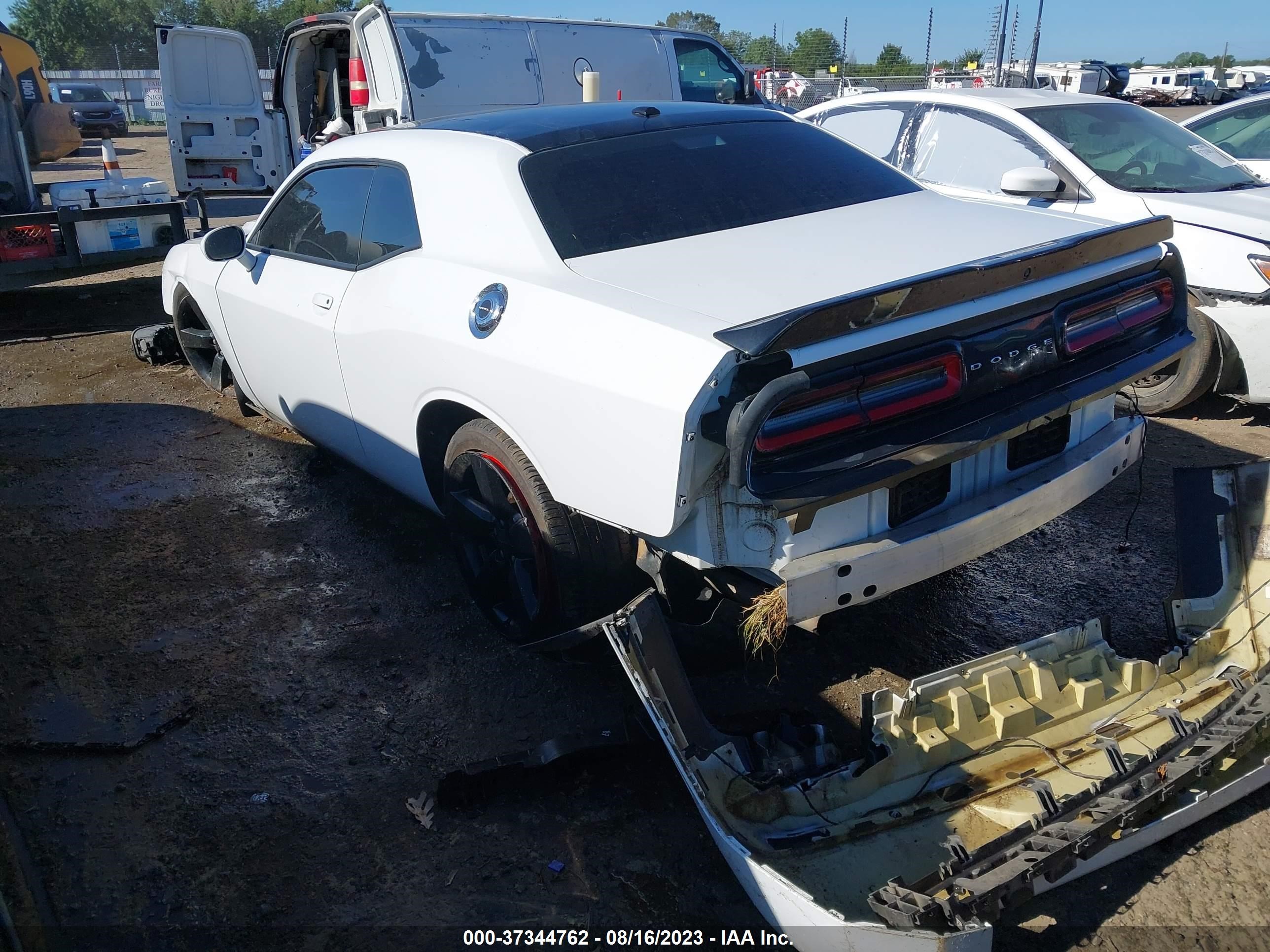 Photo 2 VIN: 2C3CDZAGXJH305976 - DODGE CHALLENGER 