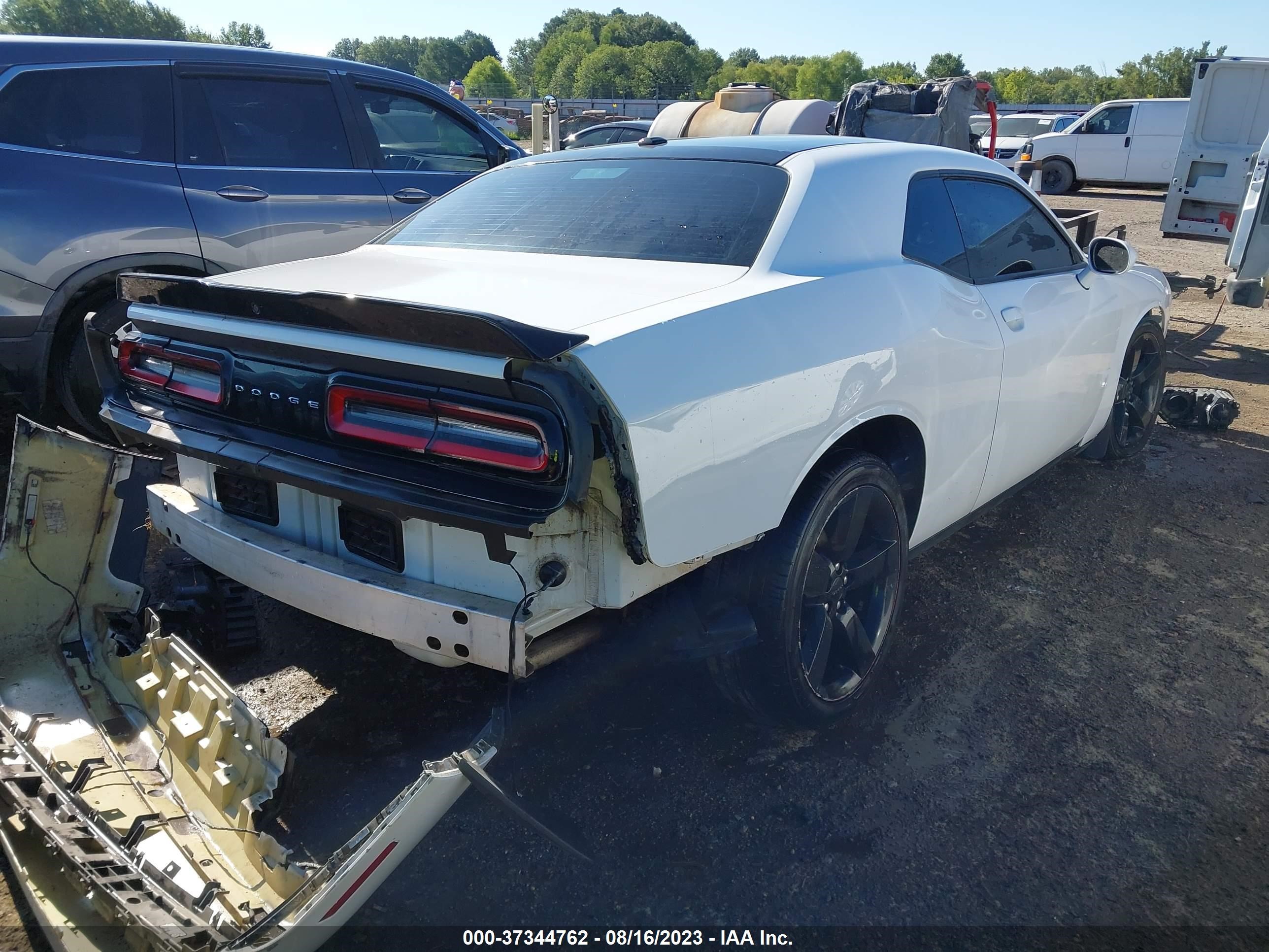 Photo 3 VIN: 2C3CDZAGXJH305976 - DODGE CHALLENGER 