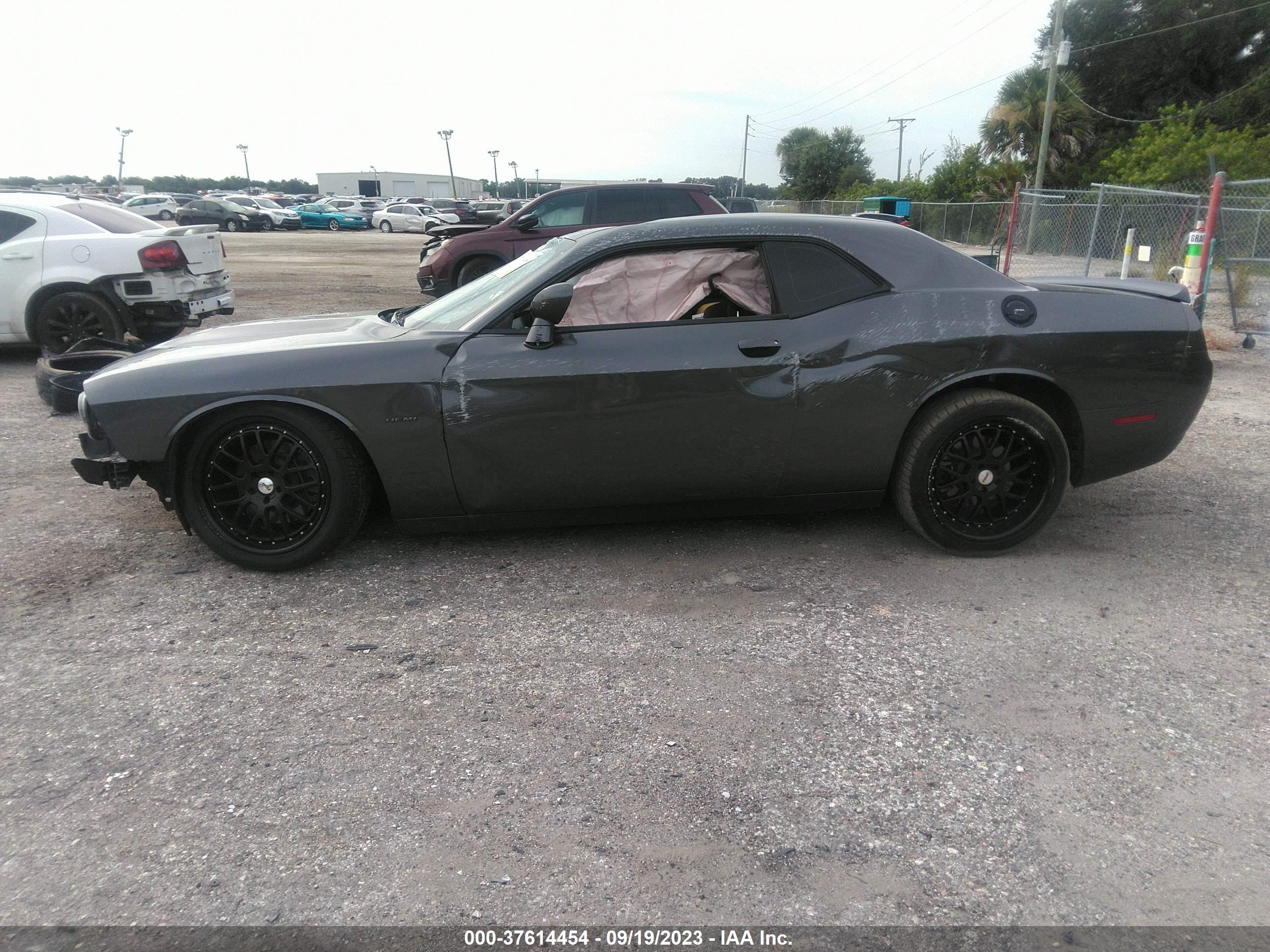 Photo 14 VIN: 2C3CDZBTXKH511859 - DODGE CHALLENGER 