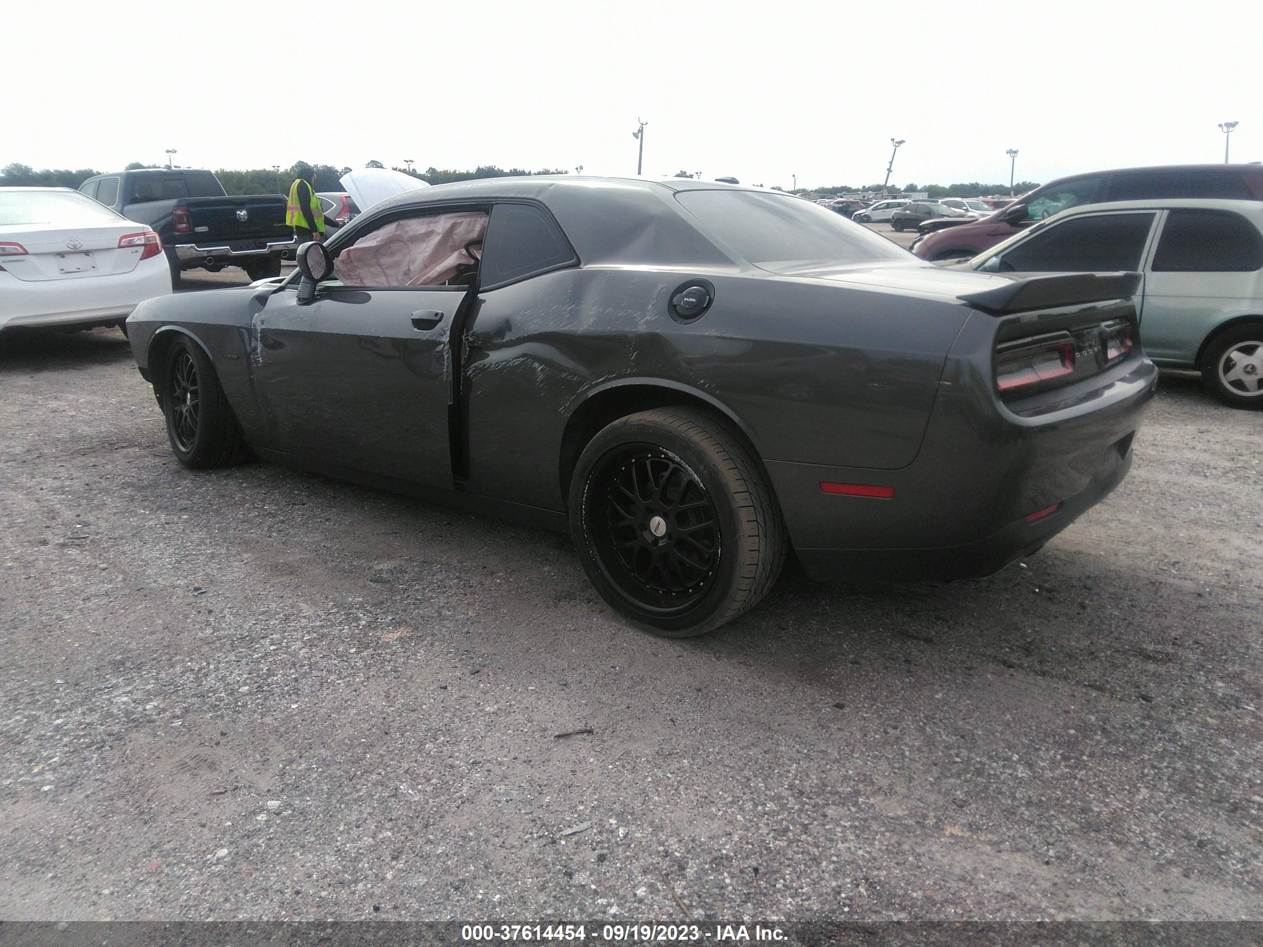 Photo 2 VIN: 2C3CDZBTXKH511859 - DODGE CHALLENGER 