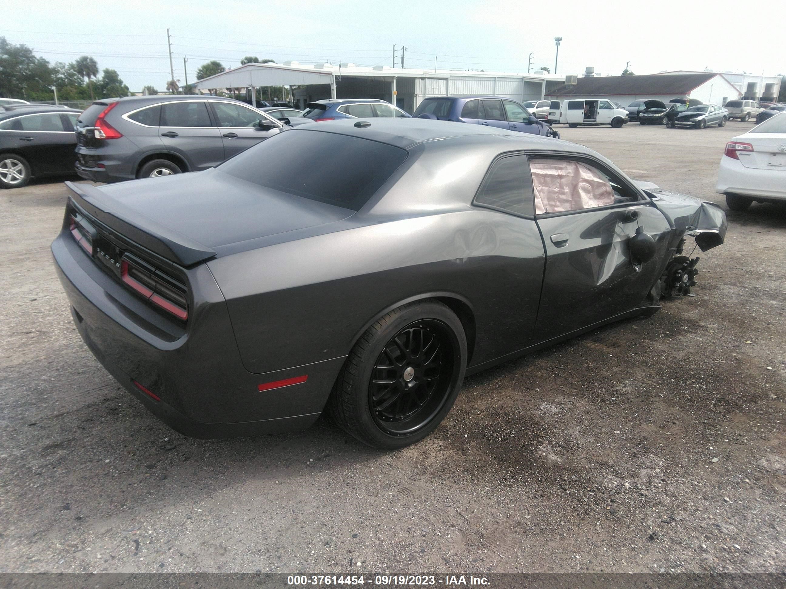 Photo 3 VIN: 2C3CDZBTXKH511859 - DODGE CHALLENGER 