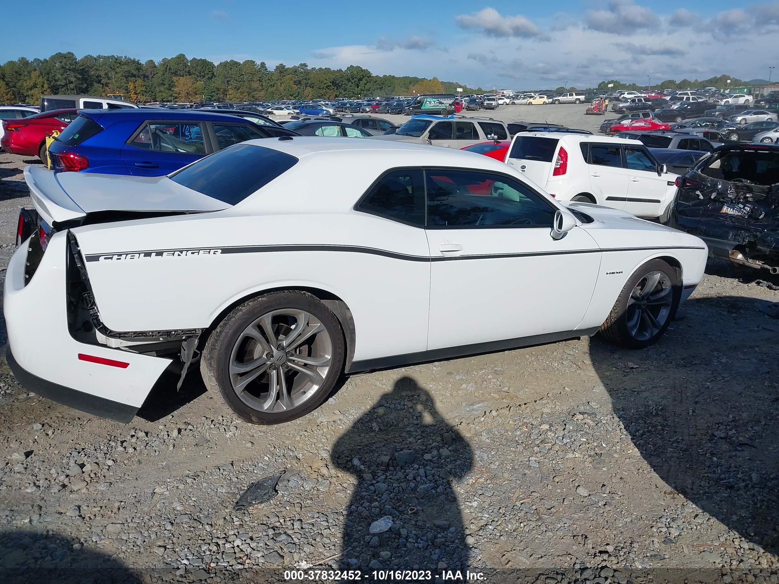 Photo 12 VIN: 2C3CDZBTXLH139103 - DODGE CHALLENGER 