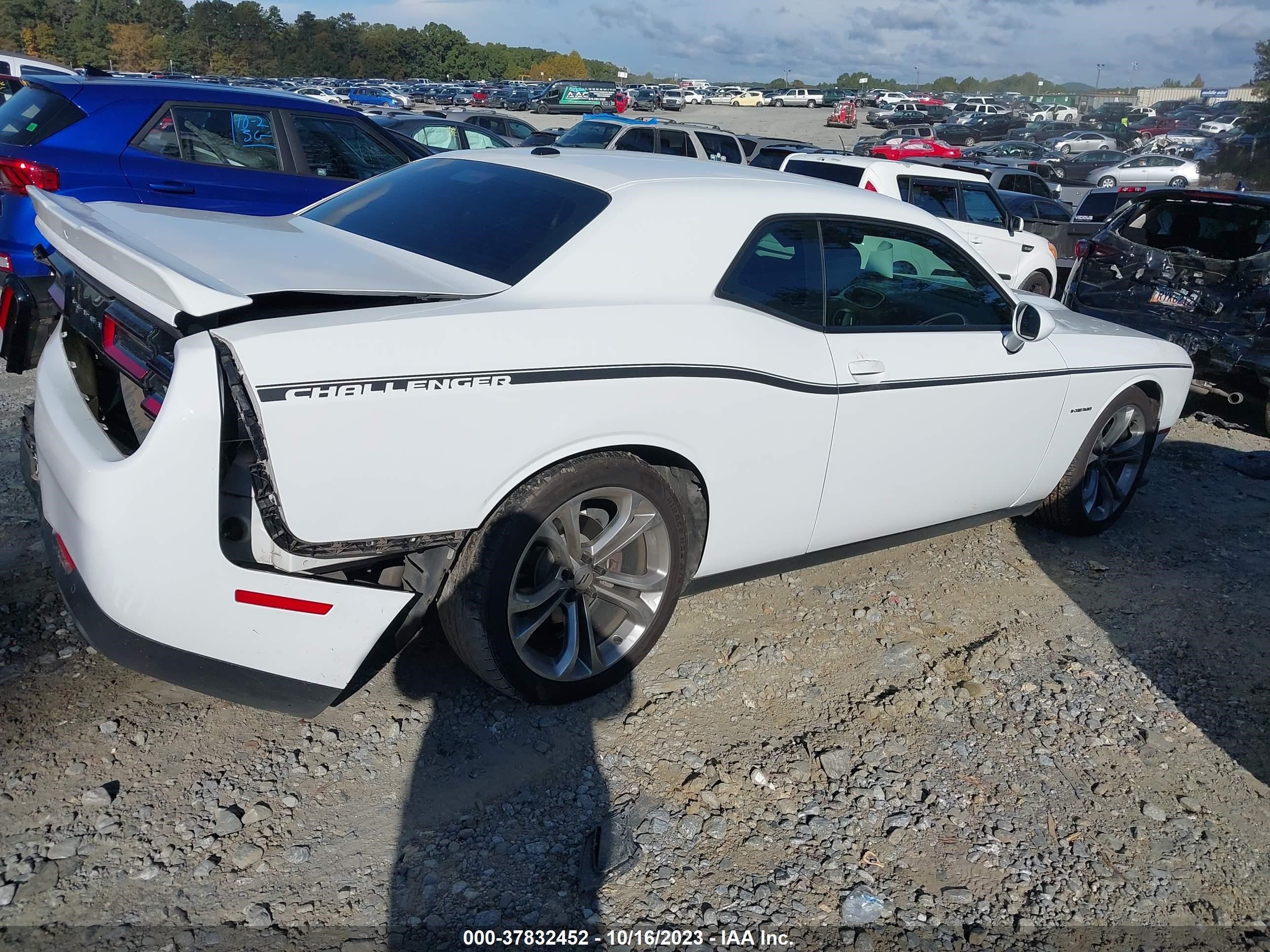 Photo 3 VIN: 2C3CDZBTXLH139103 - DODGE CHALLENGER 