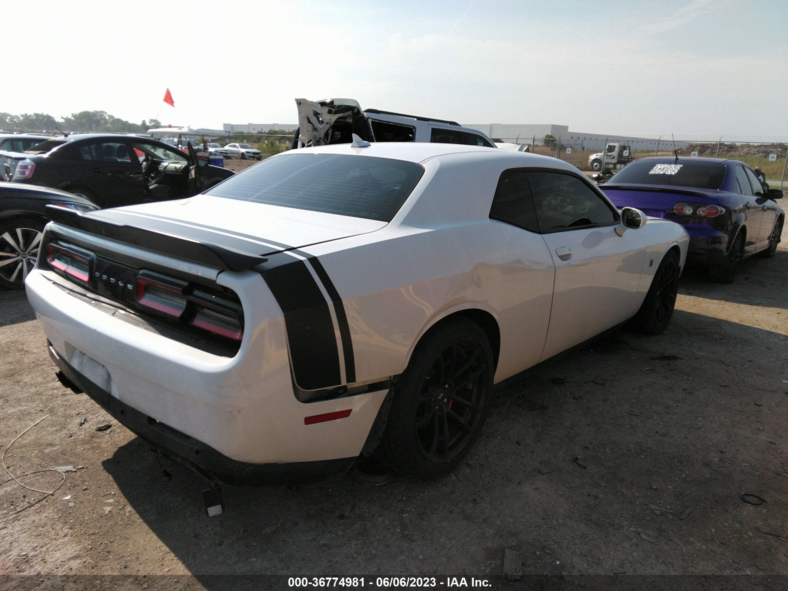 Photo 3 VIN: 2C3CDZFJ2KH540443 - DODGE CHALLENGER 