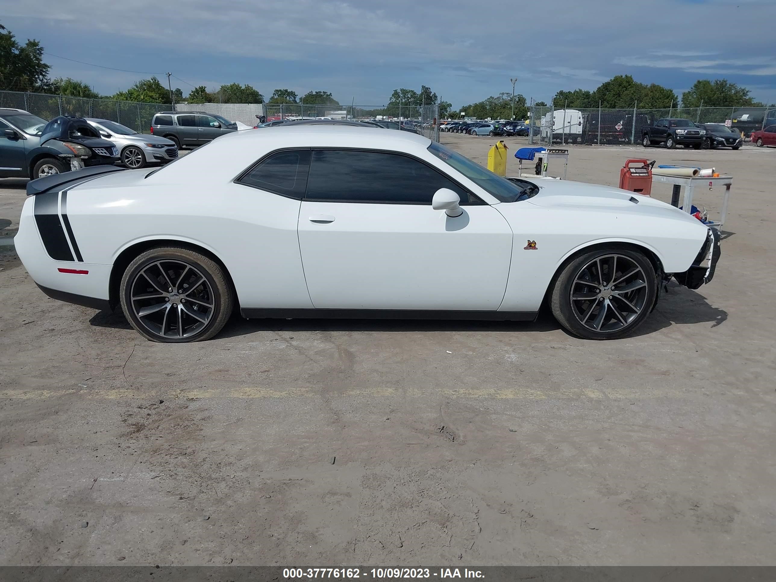 Photo 12 VIN: 2C3CDZFJ8FH809356 - DODGE CHALLENGER 