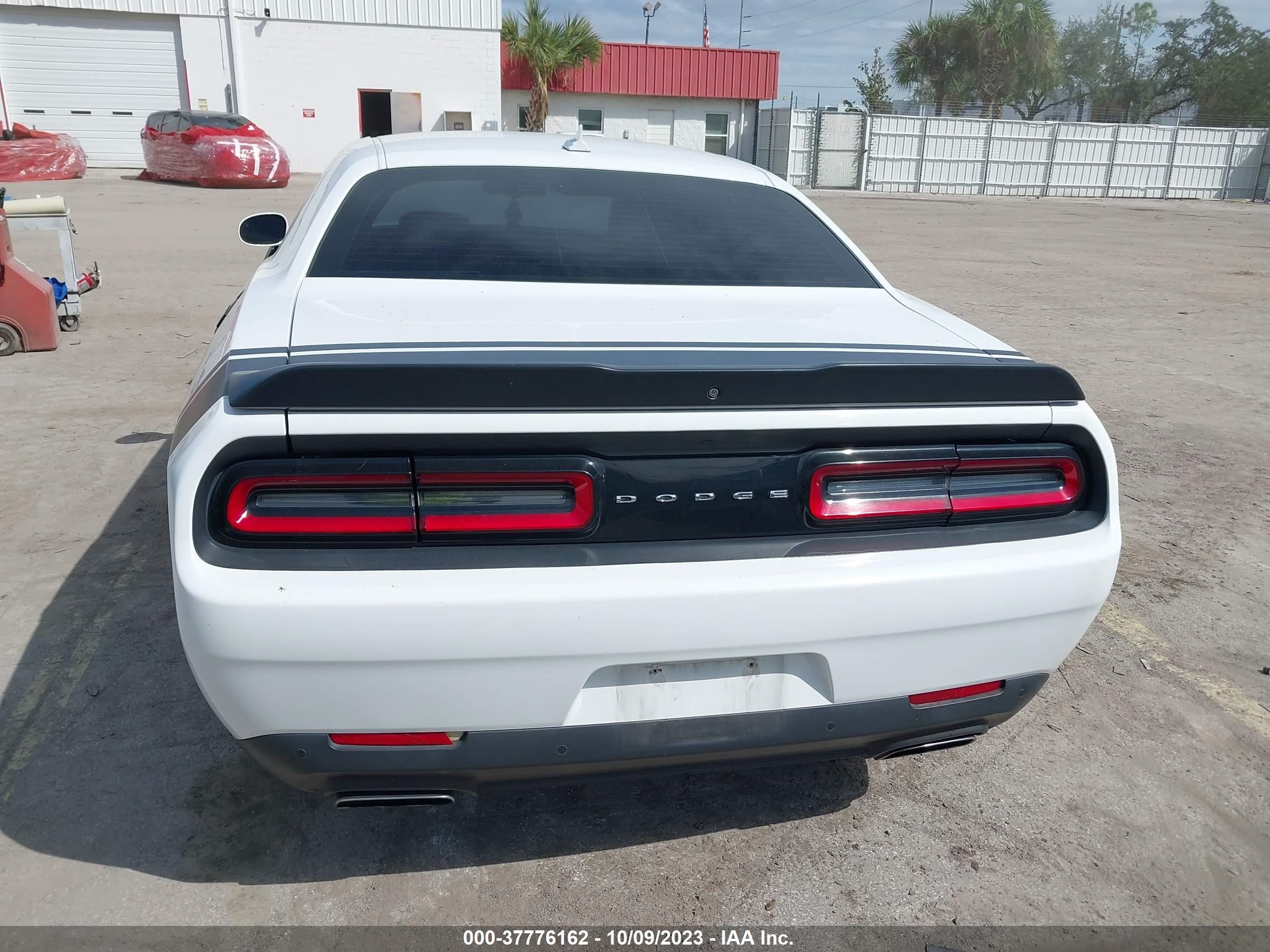 Photo 15 VIN: 2C3CDZFJ8FH809356 - DODGE CHALLENGER 