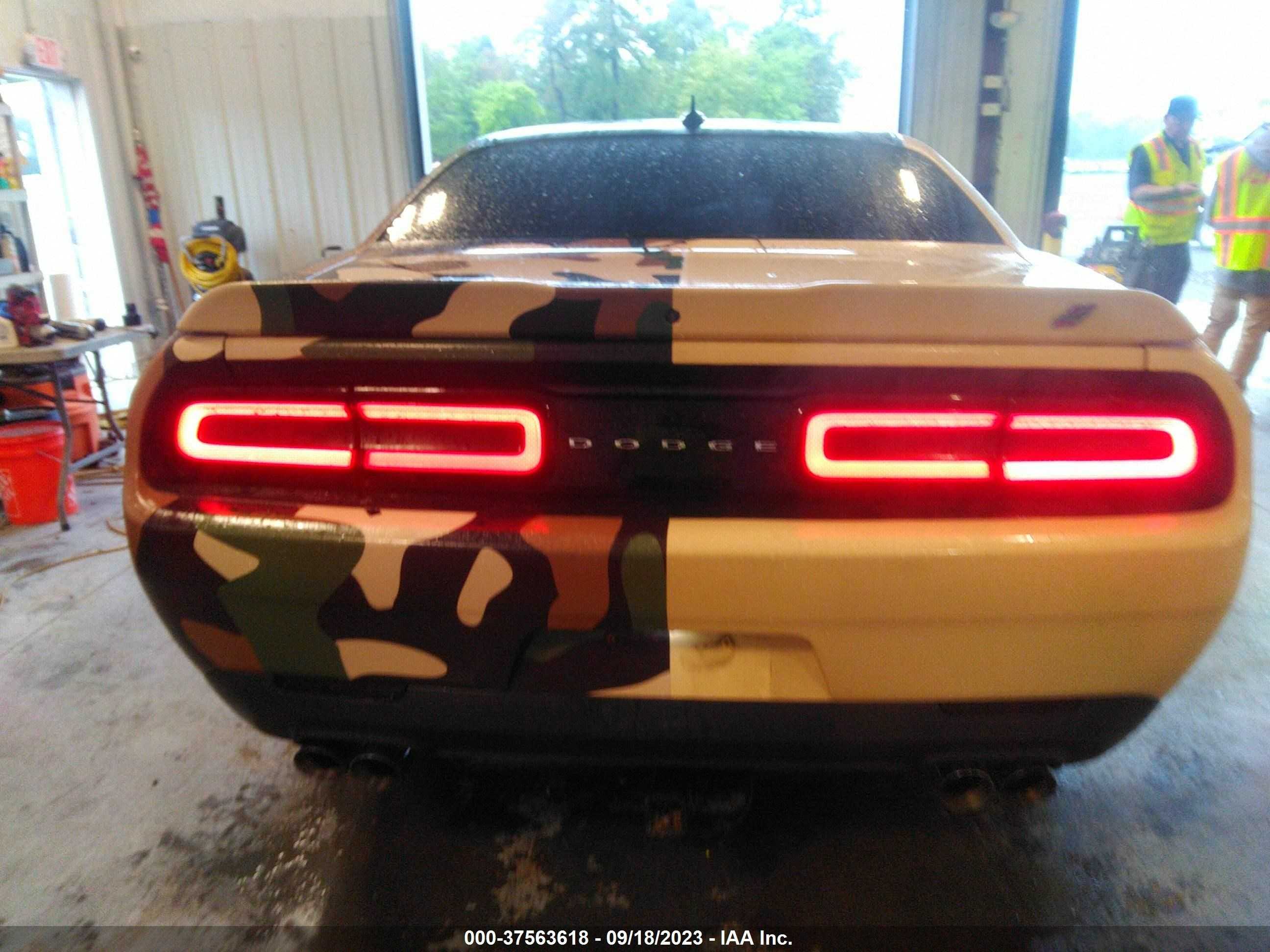 Photo 15 VIN: 2C3CDZGG2JH155563 - DODGE CHALLENGER 