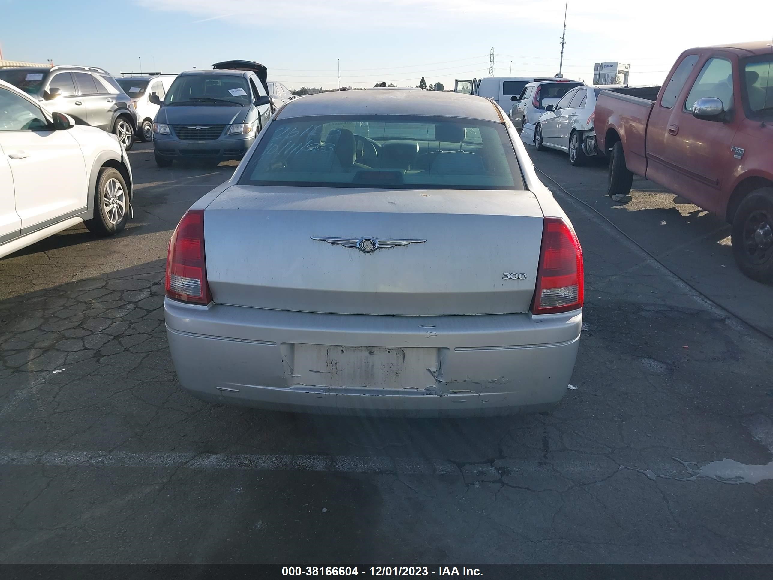 Photo 16 VIN: 2C3JA43R25H633139 - CHRYSLER 300 