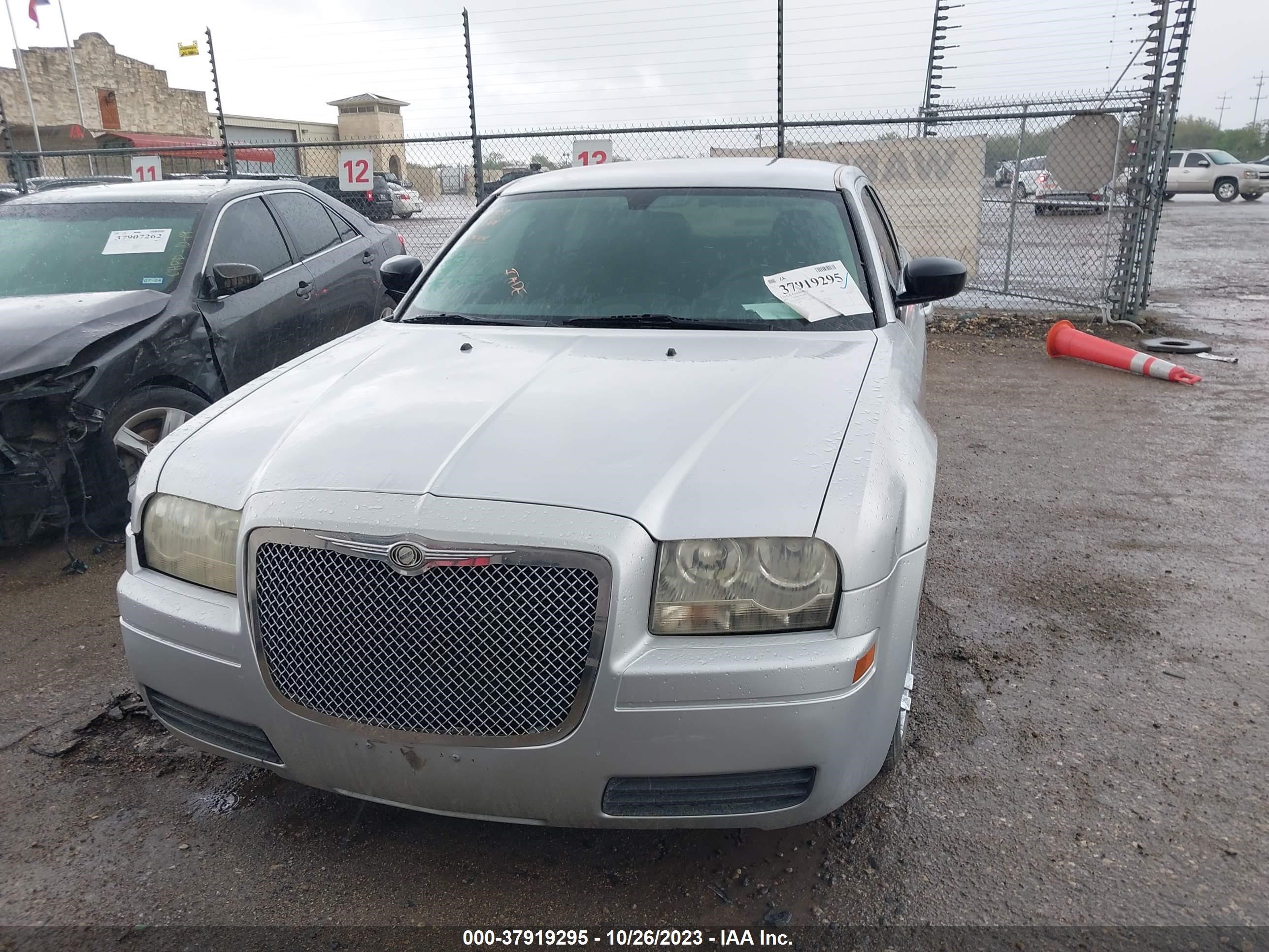 Photo 12 VIN: 2C3JA43R35H616639 - CHRYSLER 300 