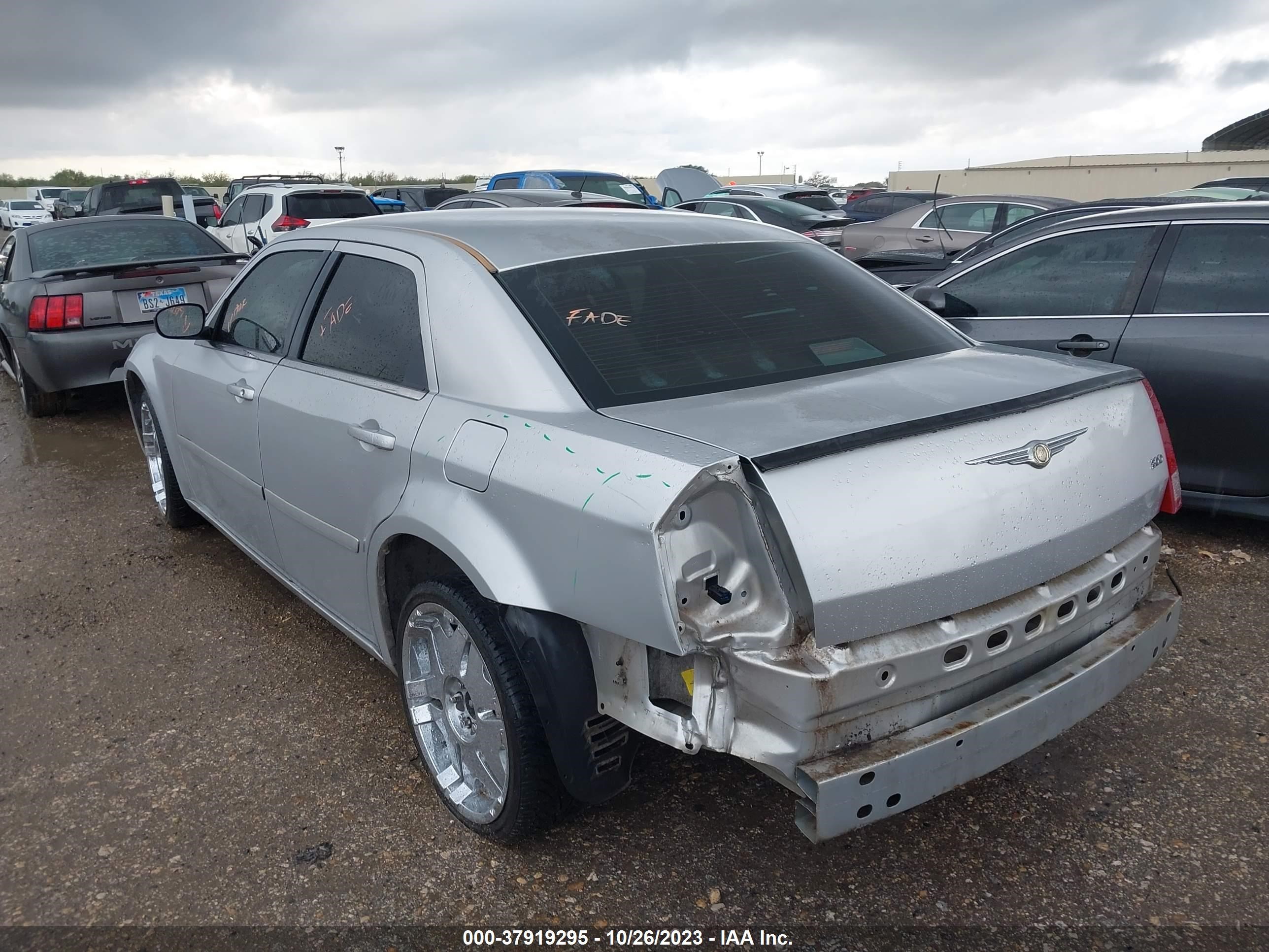 Photo 2 VIN: 2C3JA43R35H616639 - CHRYSLER 300 