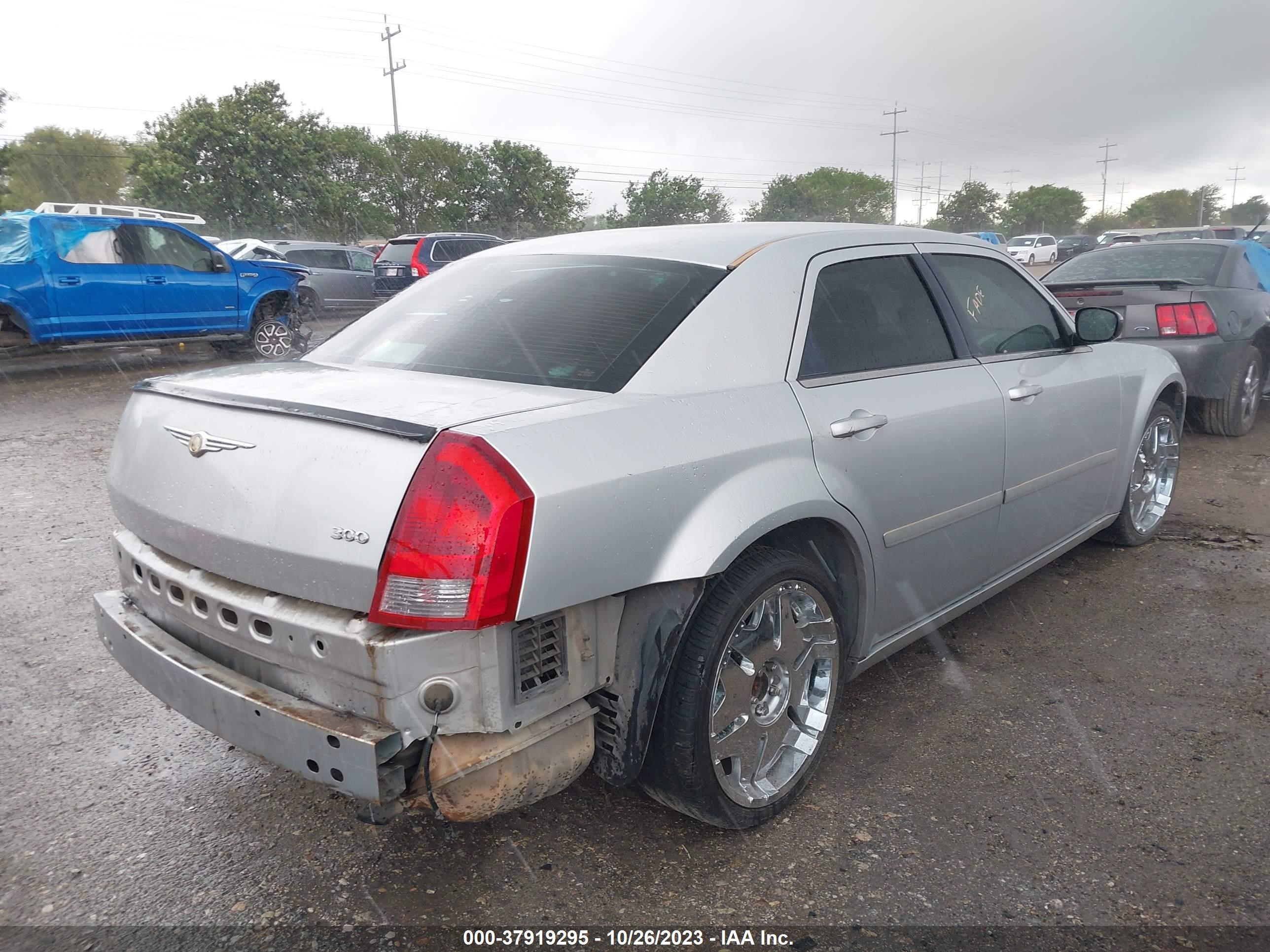 Photo 3 VIN: 2C3JA43R35H616639 - CHRYSLER 300 