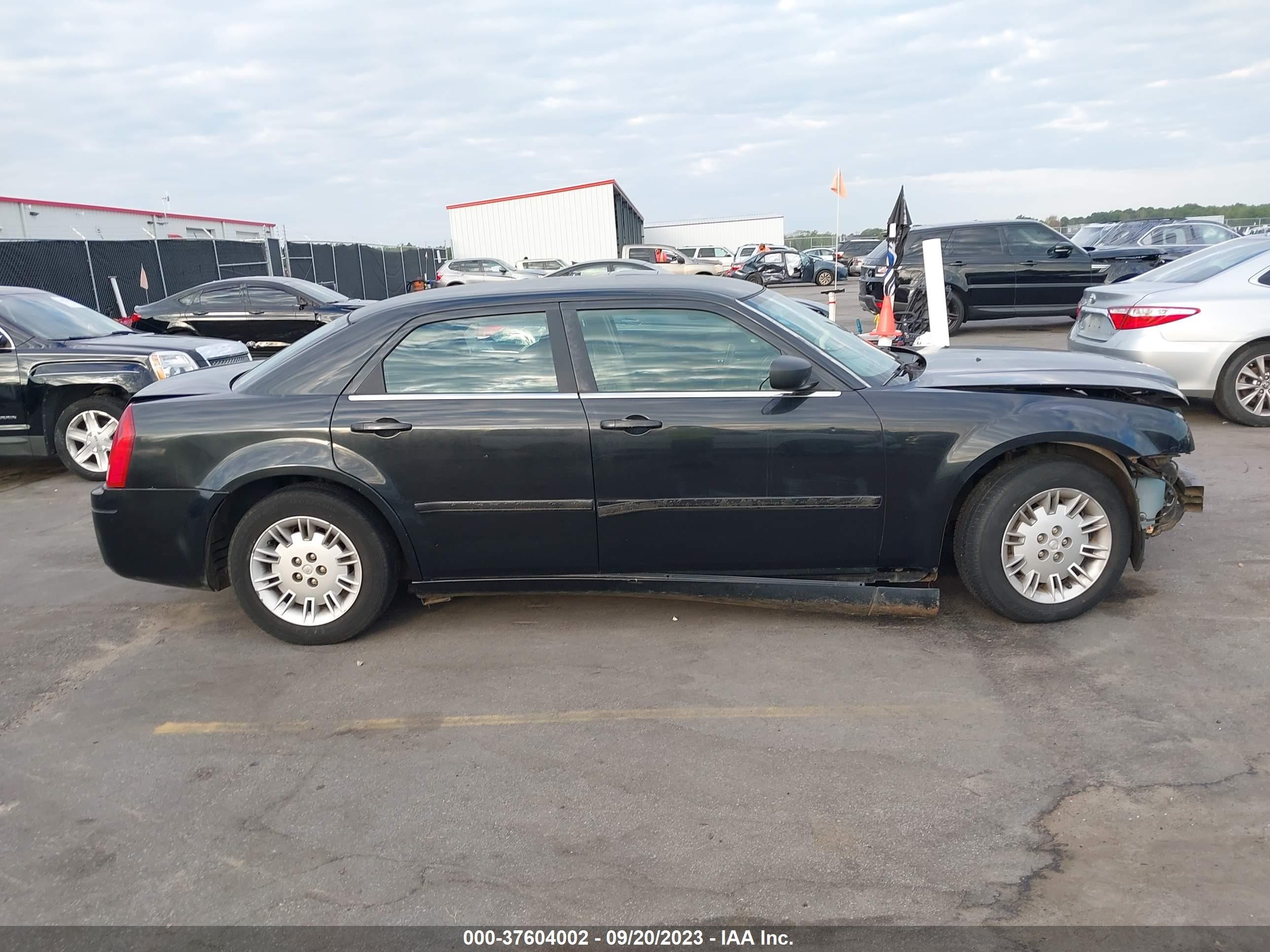 Photo 12 VIN: 2C3JA43R45H688059 - CHRYSLER 300 