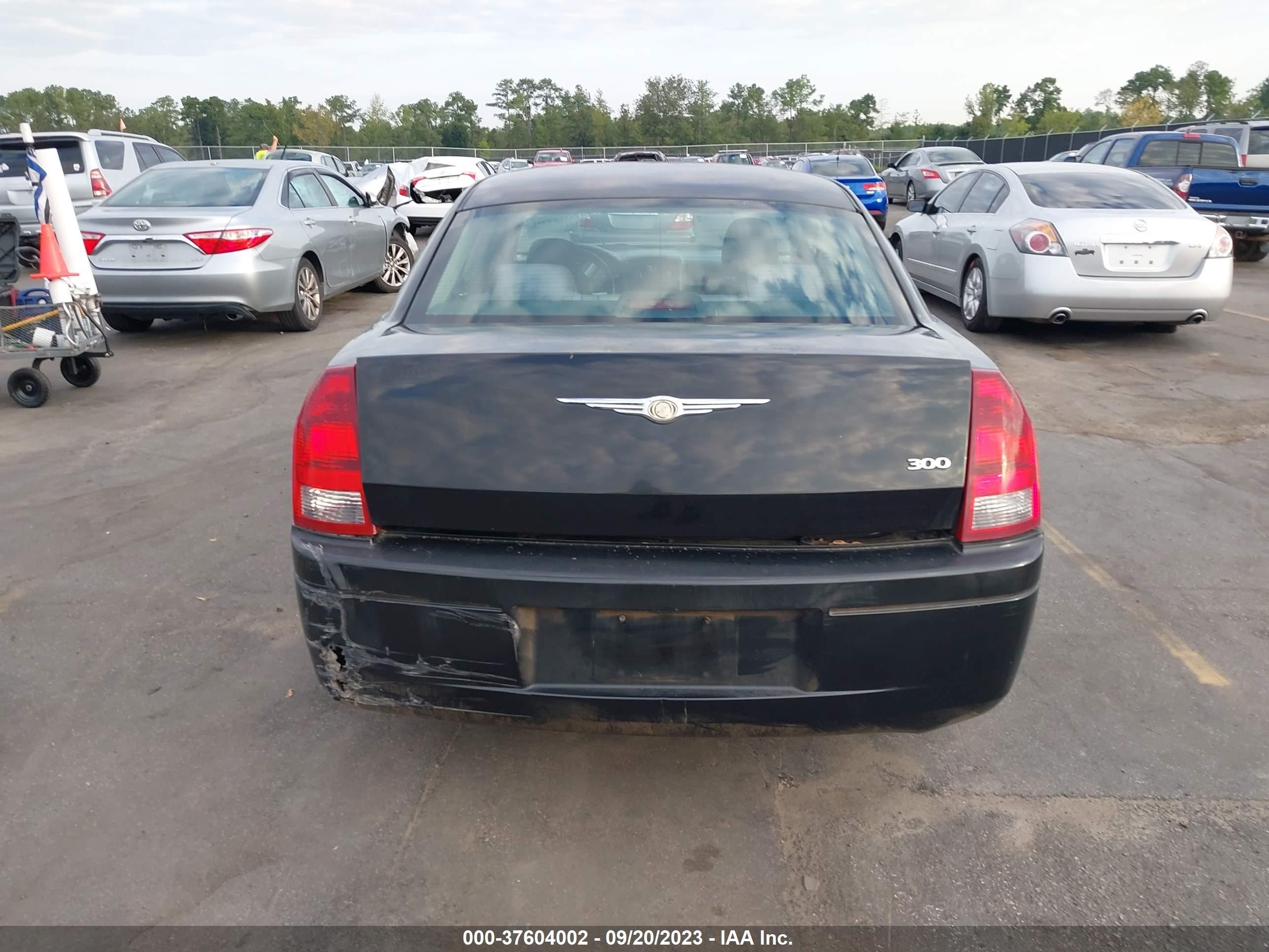 Photo 15 VIN: 2C3JA43R45H688059 - CHRYSLER 300 