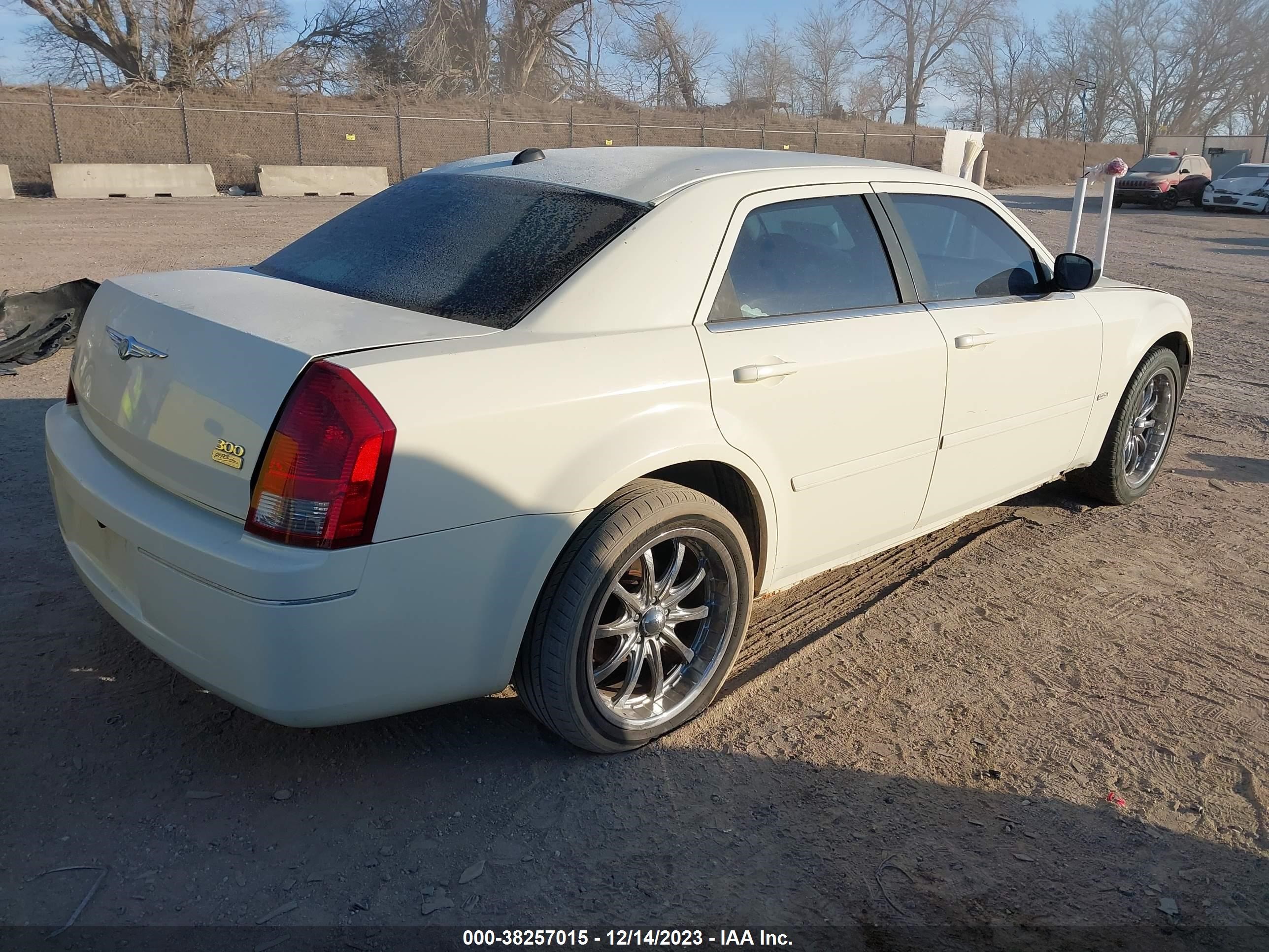 Photo 3 VIN: 2C3JA43R75H547731 - CHRYSLER 300 