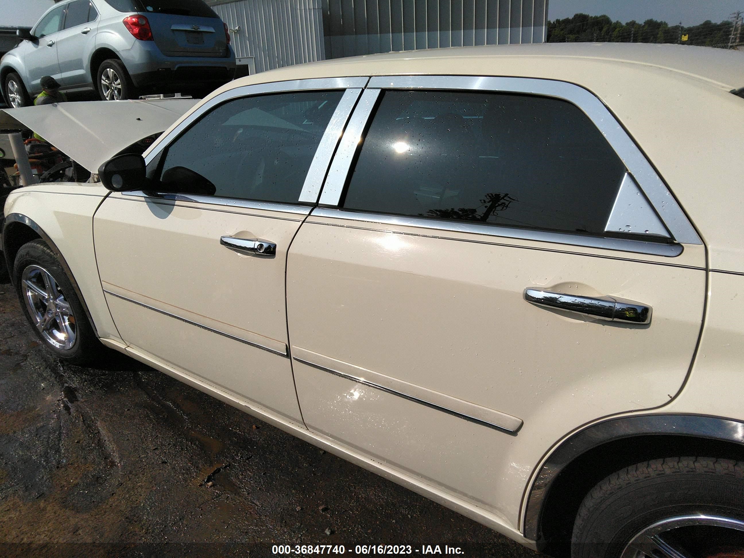 Photo 14 VIN: 2C3JA43R85H632951 - CHRYSLER 300 