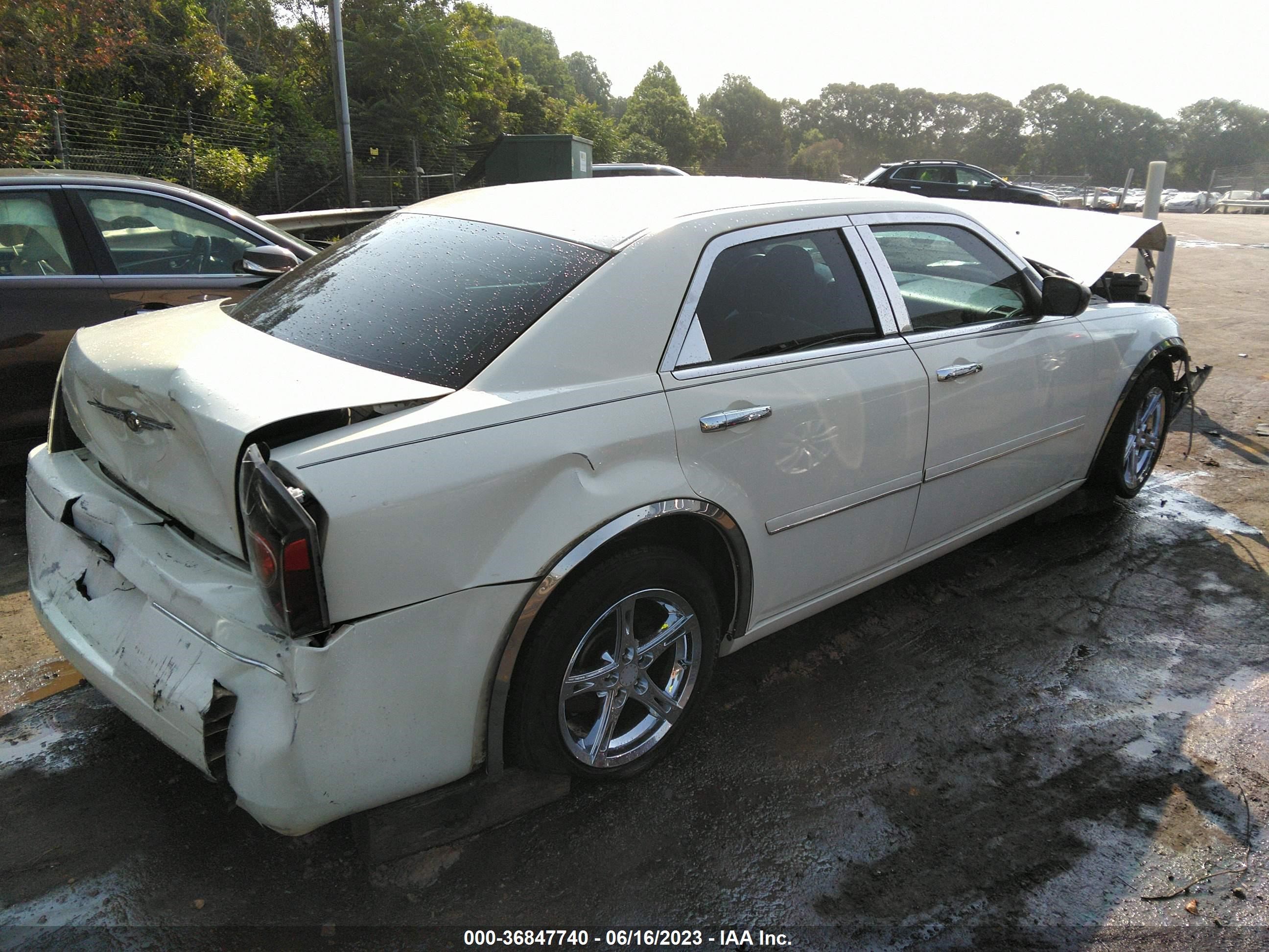 Photo 3 VIN: 2C3JA43R85H632951 - CHRYSLER 300 