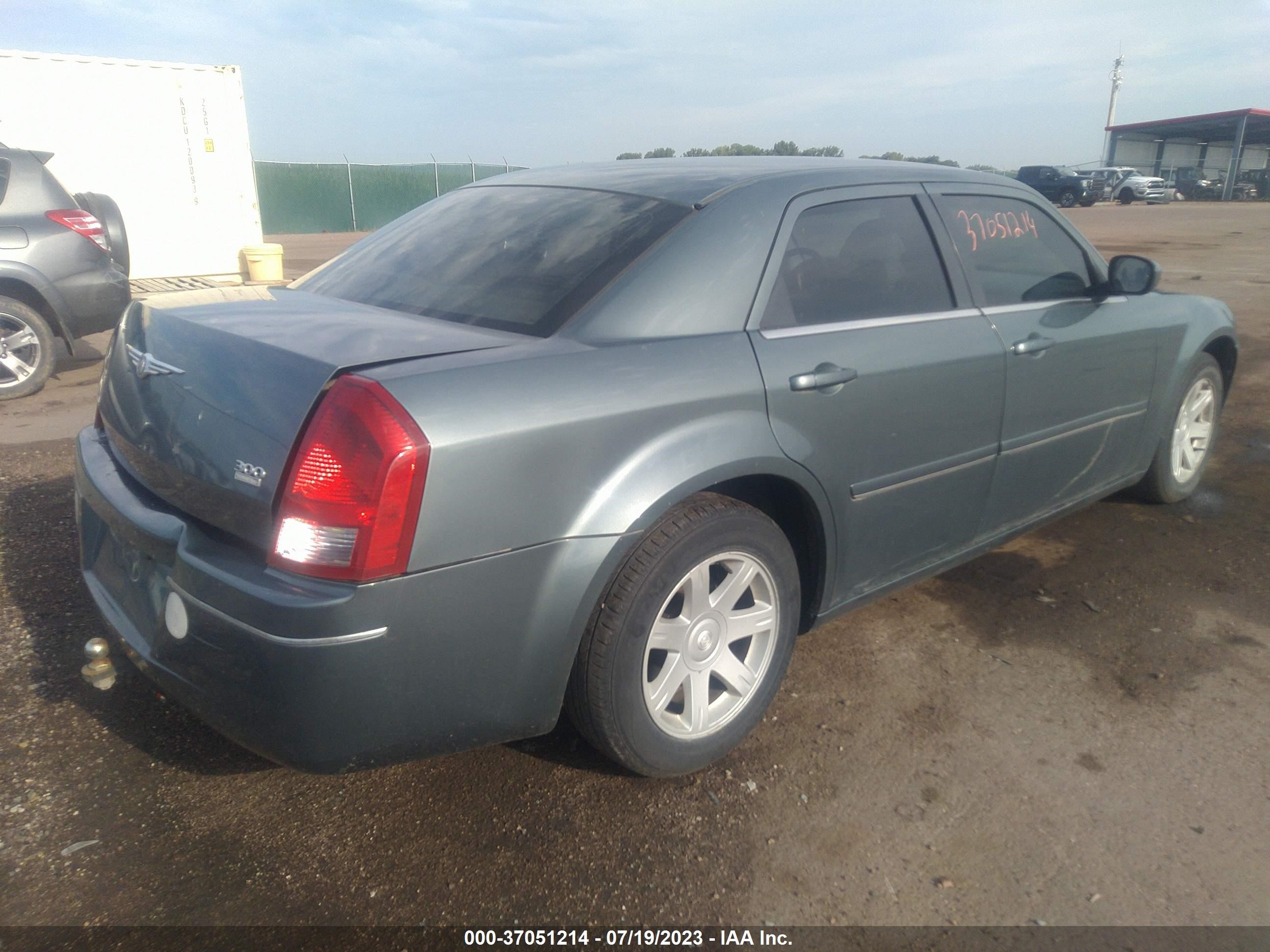 Photo 3 VIN: 2C3JA53G05H109556 - CHRYSLER 300 