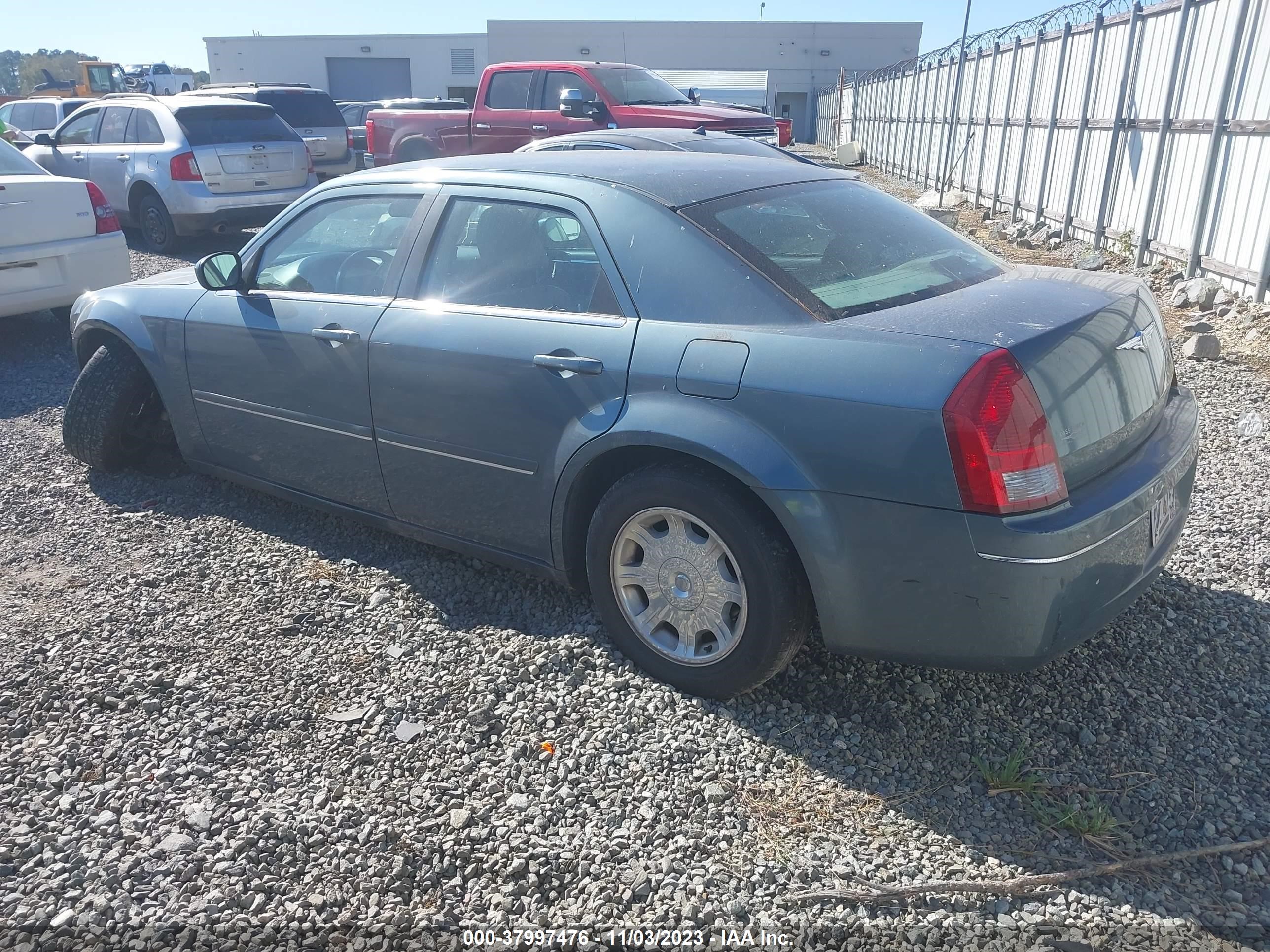 Photo 2 VIN: 2C3JA53G05H554055 - CHRYSLER 300 