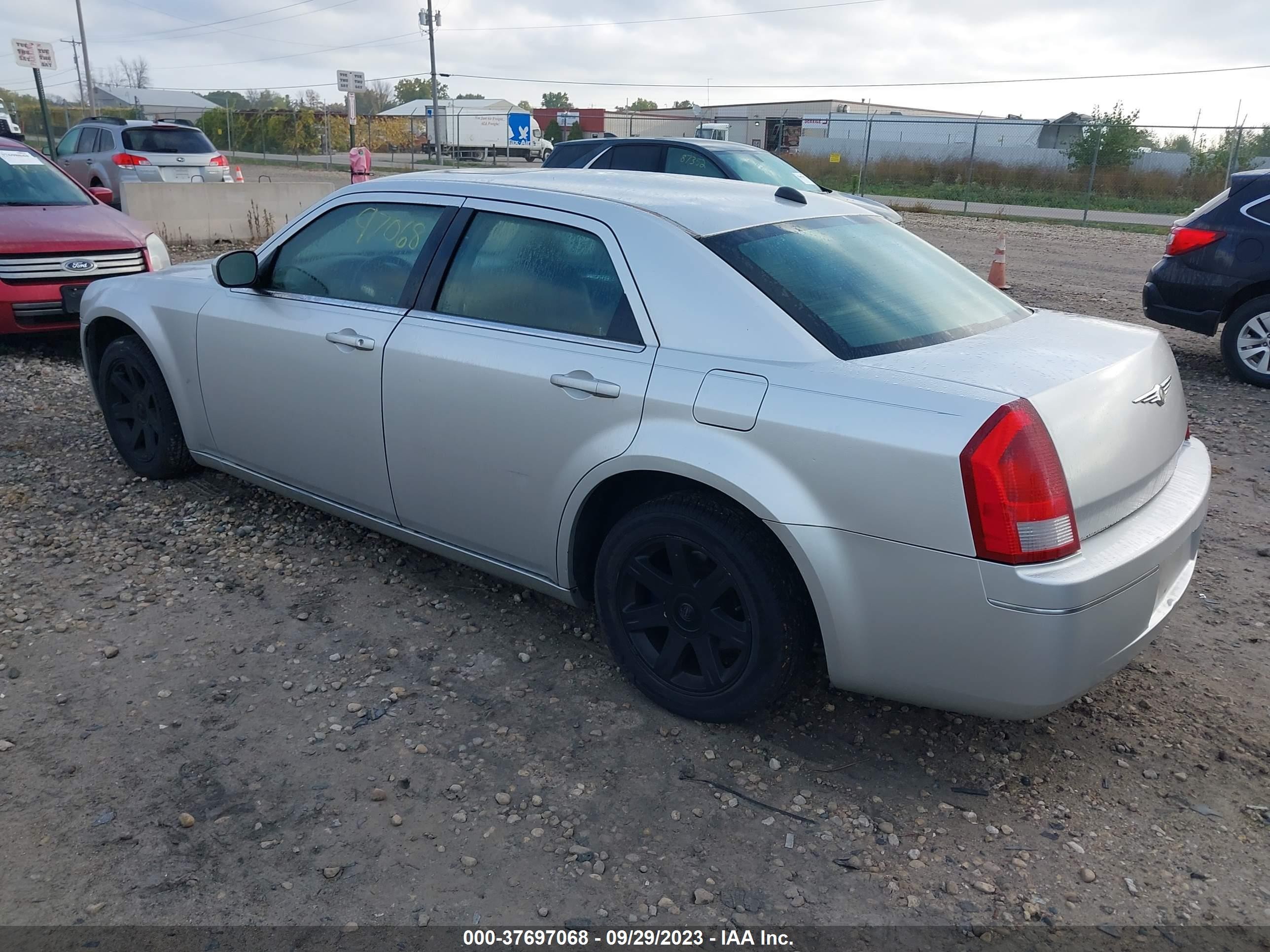 Photo 2 VIN: 2C3JA53G05H582020 - CHRYSLER 300 