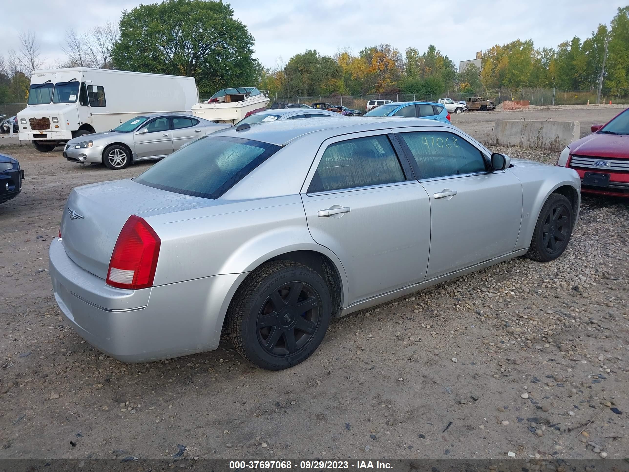 Photo 3 VIN: 2C3JA53G05H582020 - CHRYSLER 300 