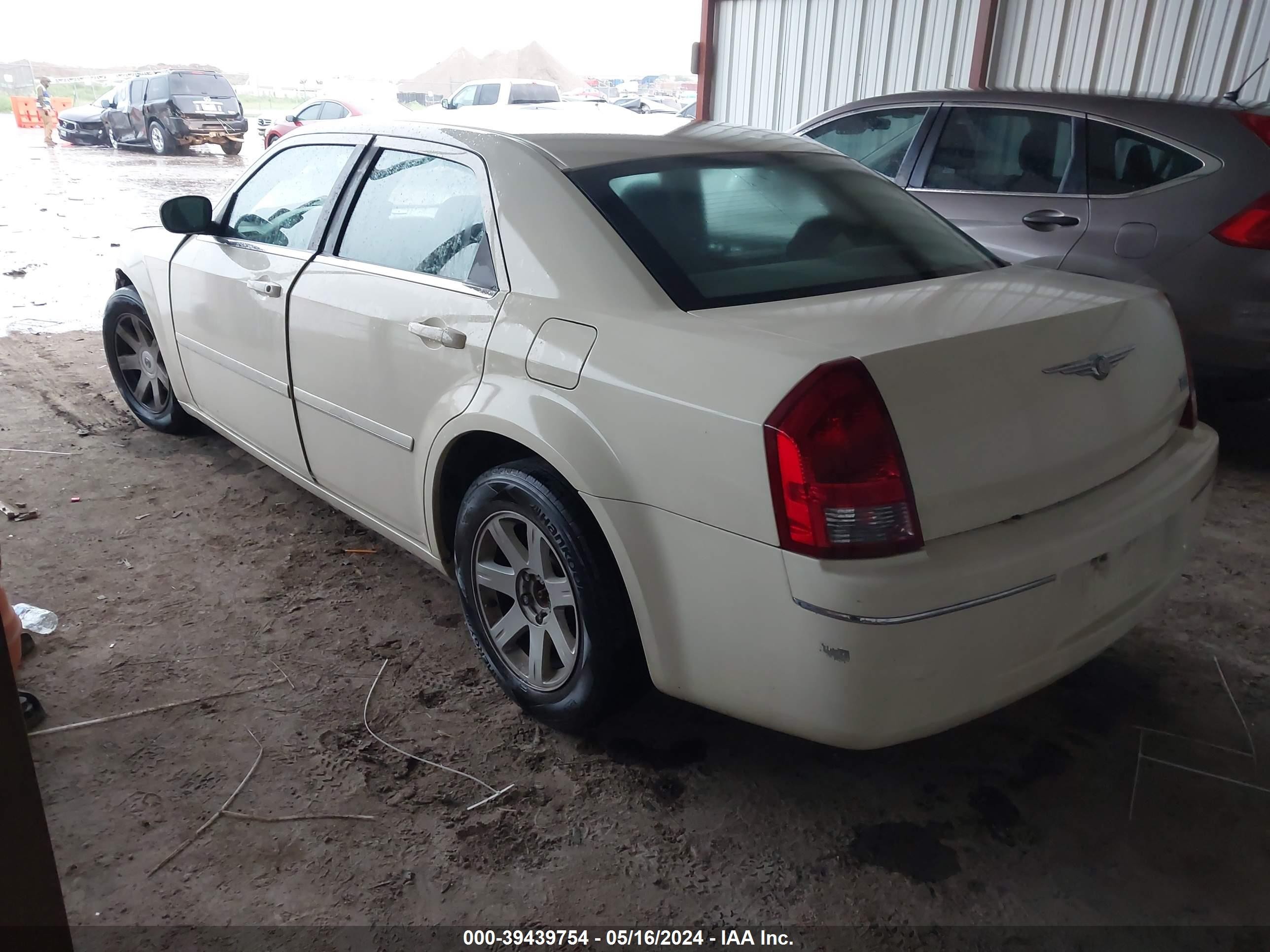 Photo 2 VIN: 2C3JA53G05H586553 - CHRYSLER 300 