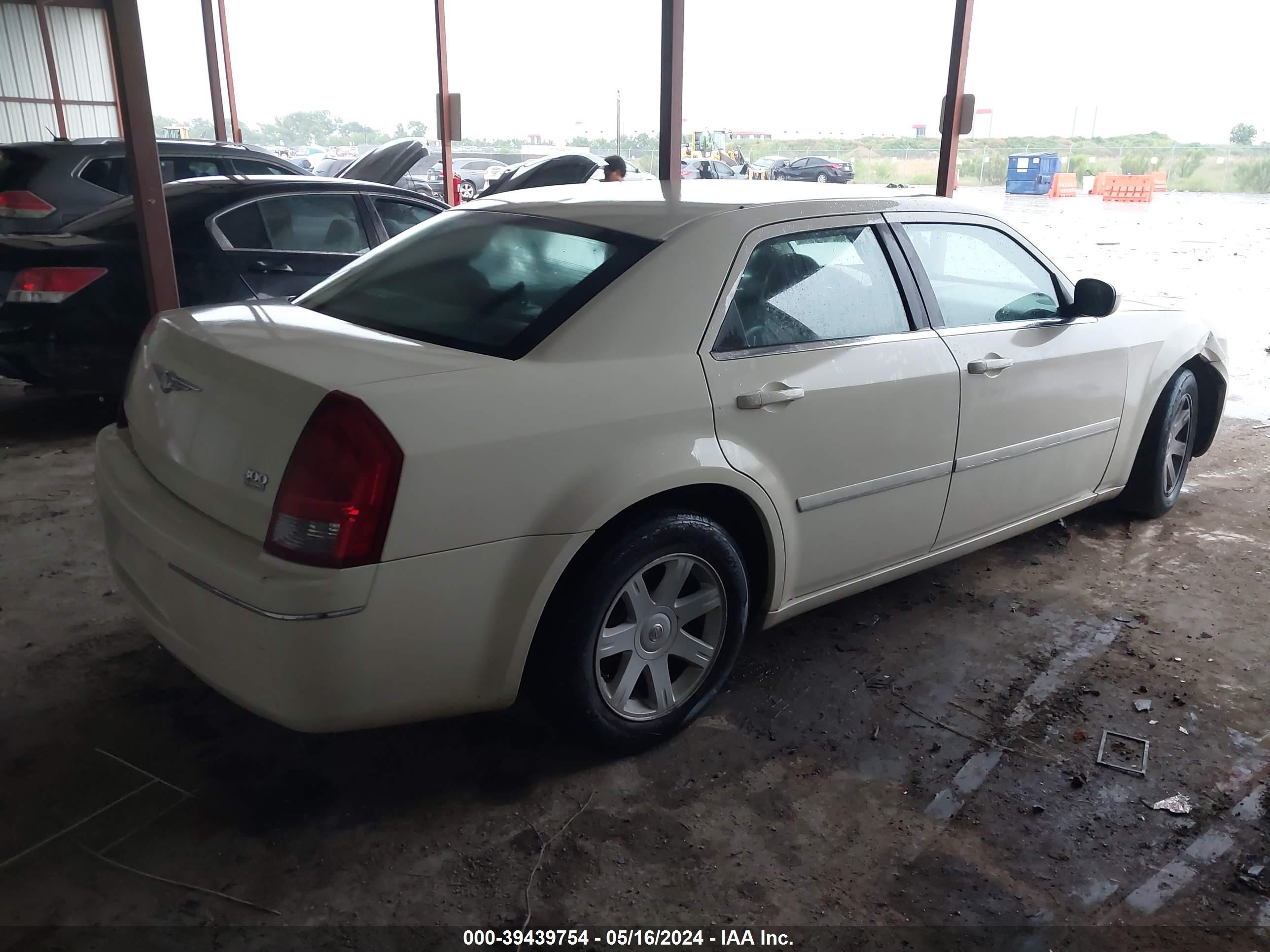 Photo 3 VIN: 2C3JA53G05H586553 - CHRYSLER 300 