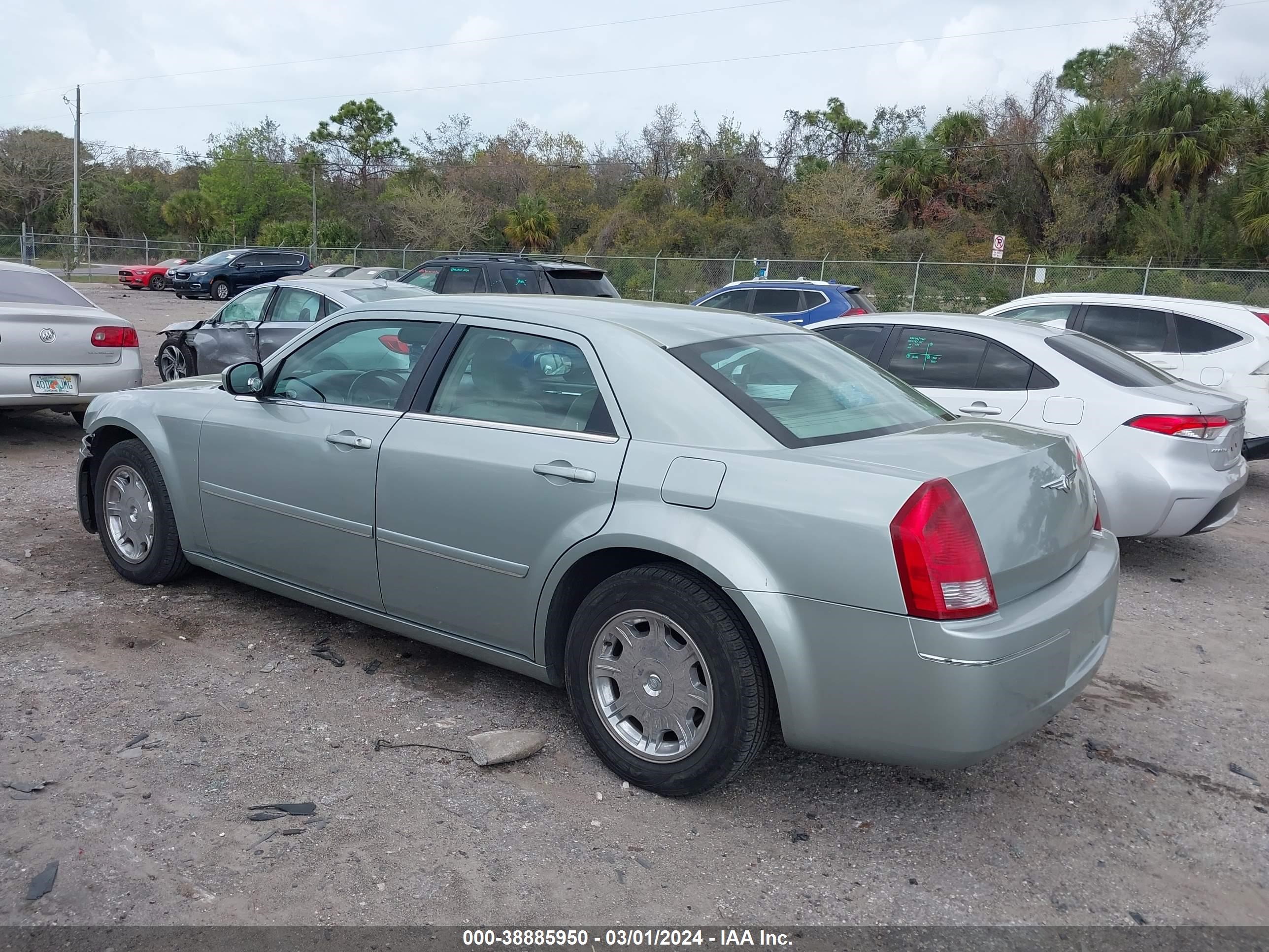 Photo 2 VIN: 2C3JA53G25H164106 - CHRYSLER 300 