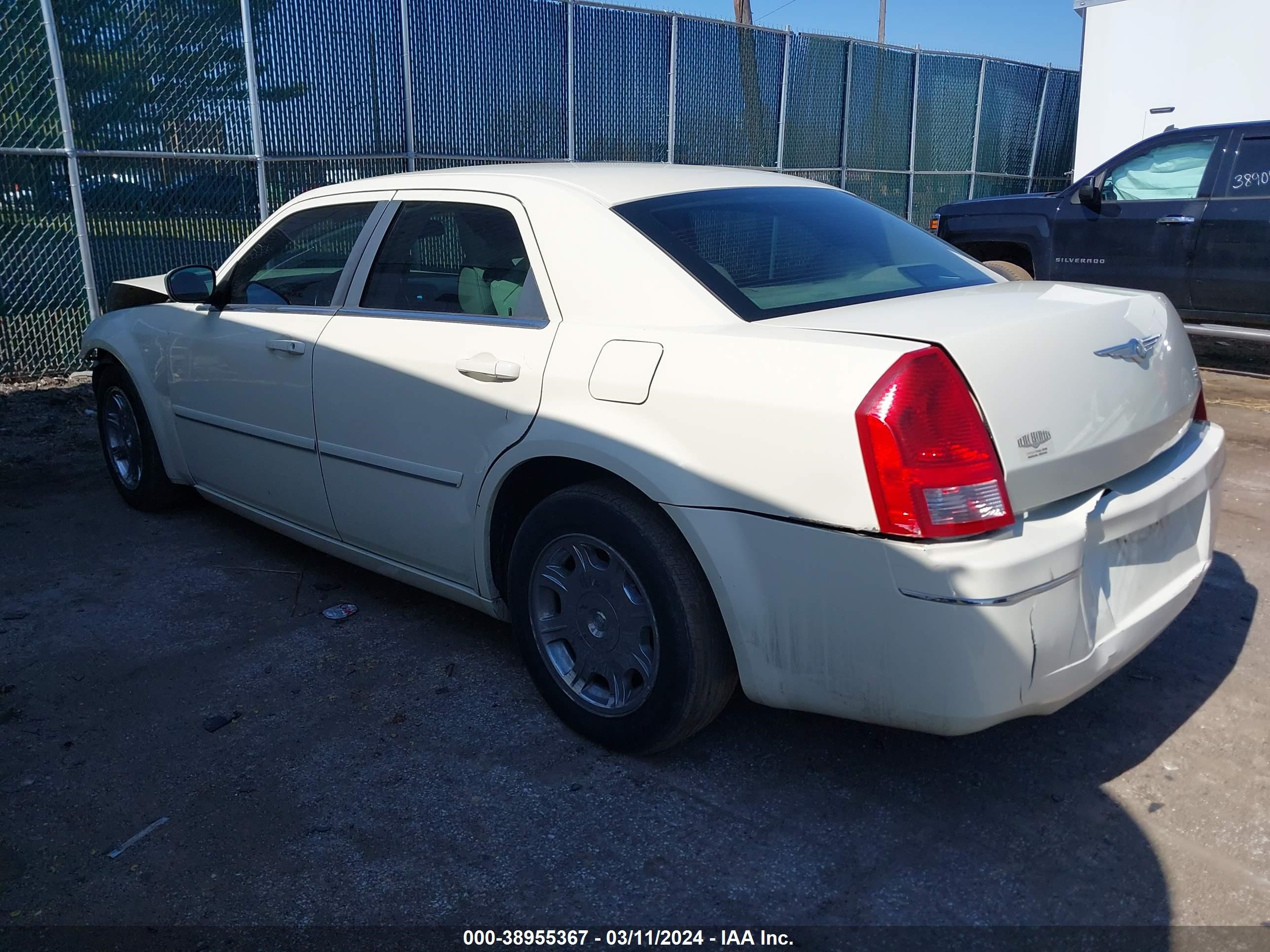 Photo 2 VIN: 2C3JA53G35H131163 - CHRYSLER 300 