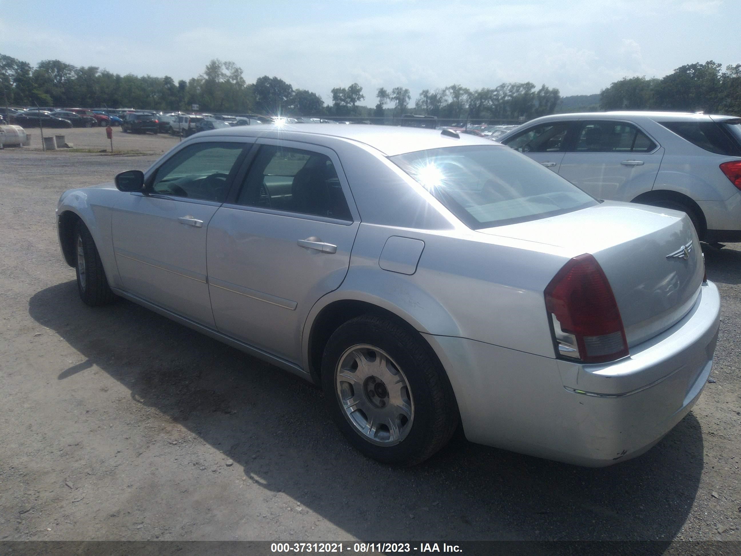 Photo 2 VIN: 2C3JA53G35H174515 - CHRYSLER 300 