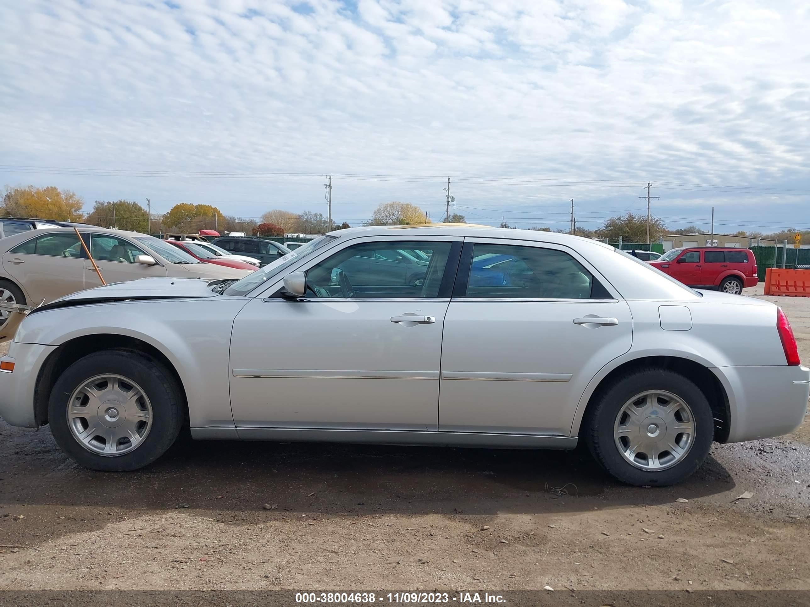 Photo 13 VIN: 2C3JA53G45H131950 - CHRYSLER 300 