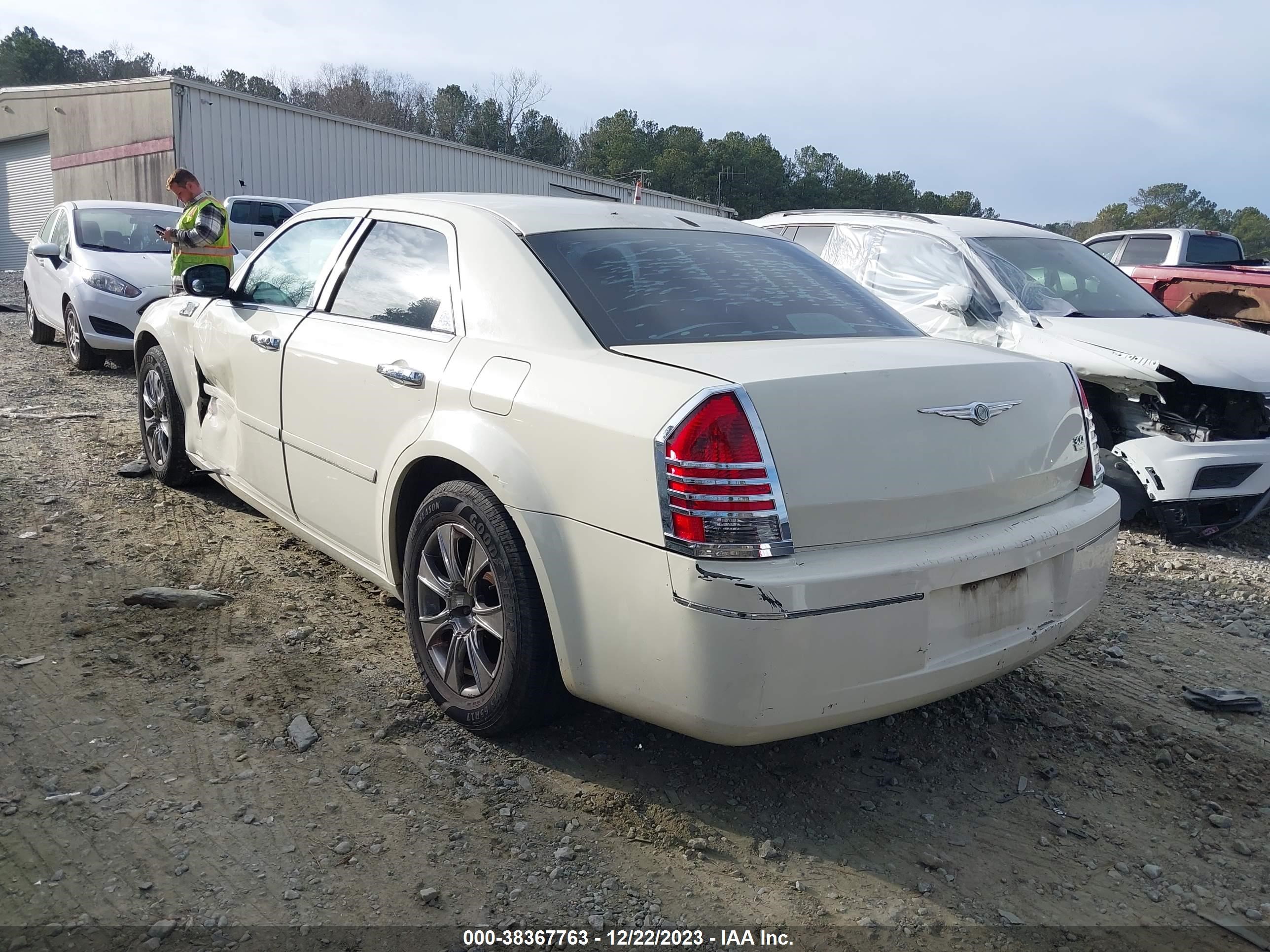 Photo 2 VIN: 2C3JA53G65H582877 - CHRYSLER 300 