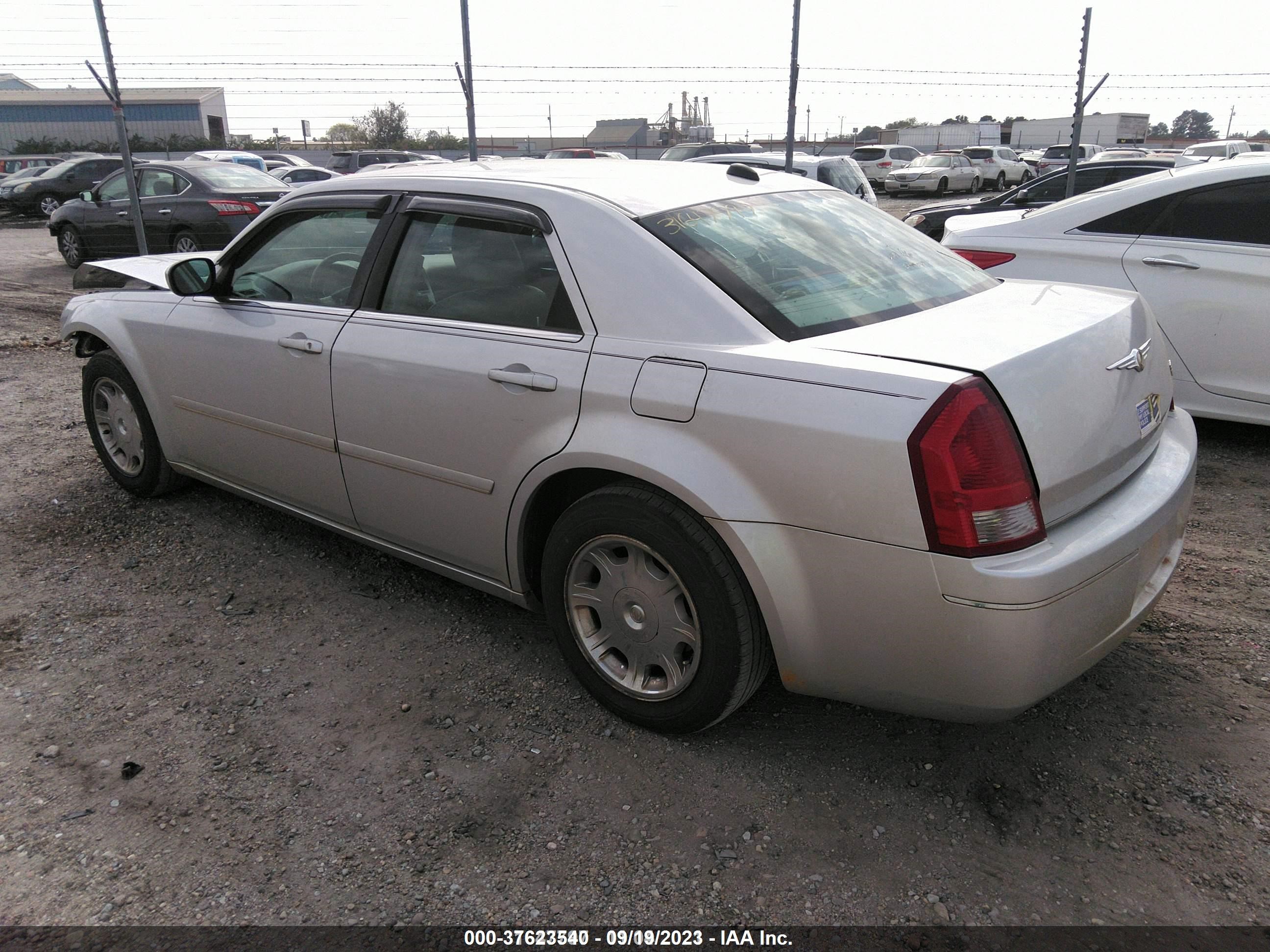 Photo 2 VIN: 2C3JA53G65H644438 - CHRYSLER 300 