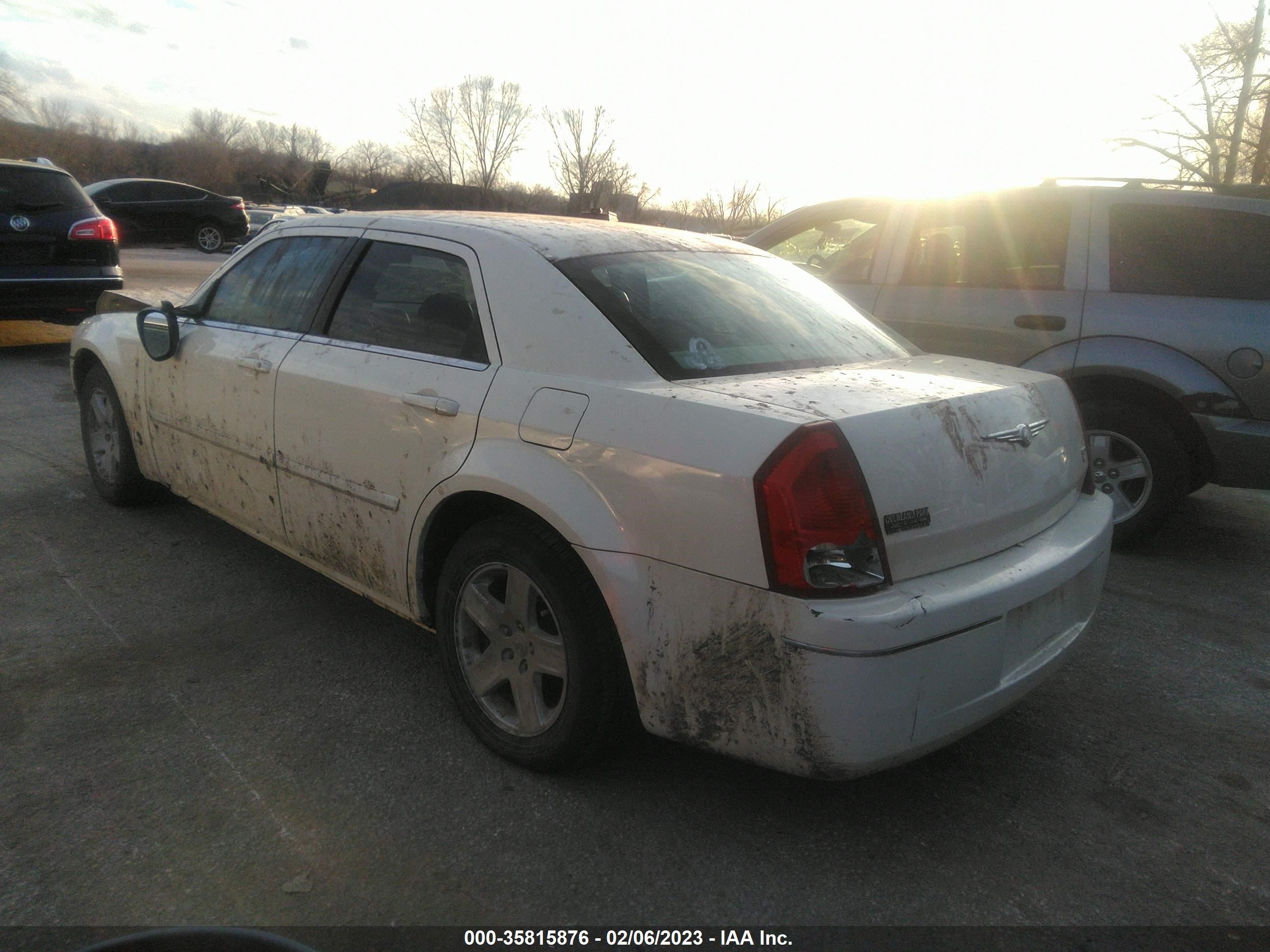 Photo 2 VIN: 2C3JA53G75H138536 - CHRYSLER 300 