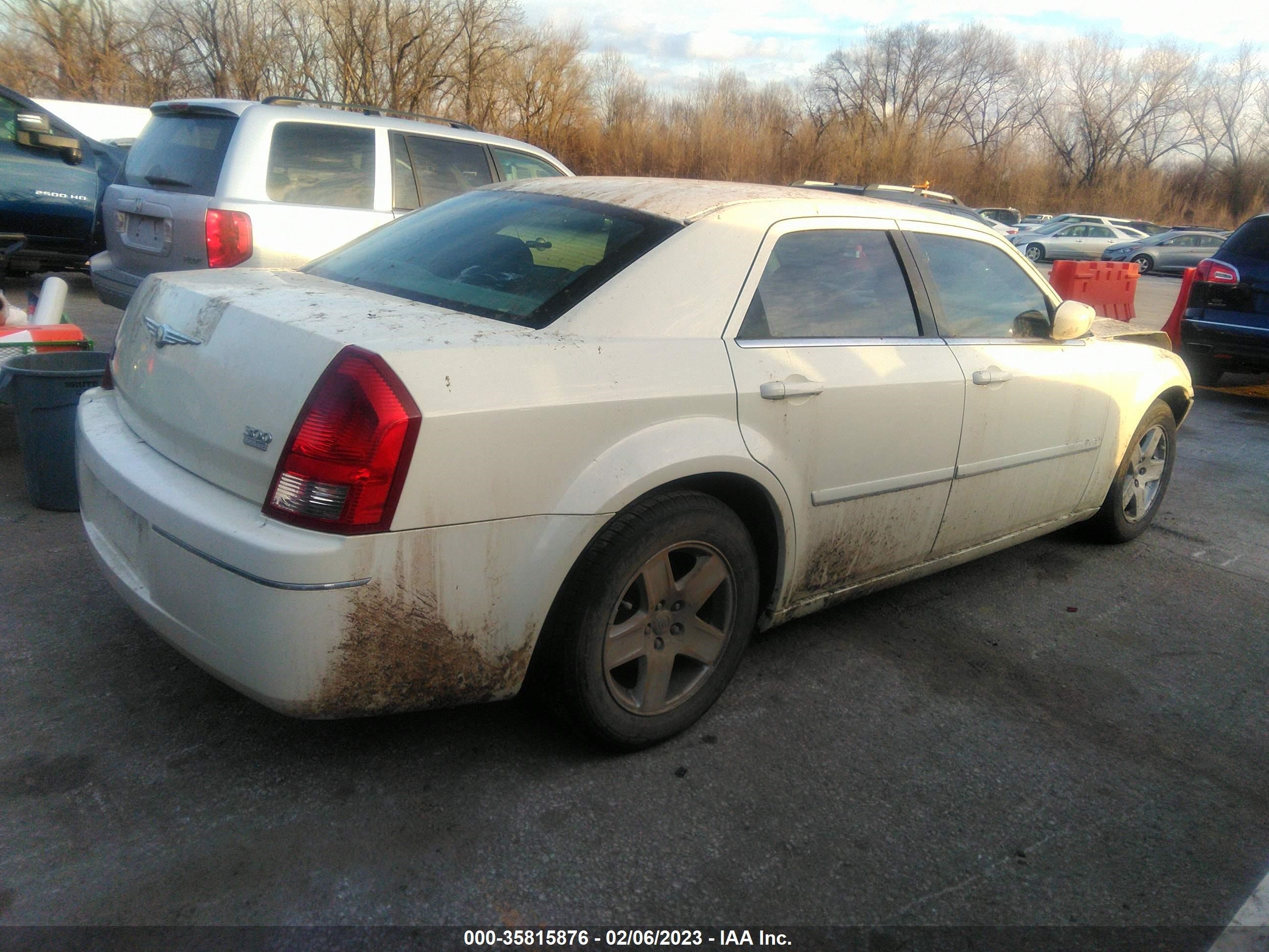 Photo 3 VIN: 2C3JA53G75H138536 - CHRYSLER 300 