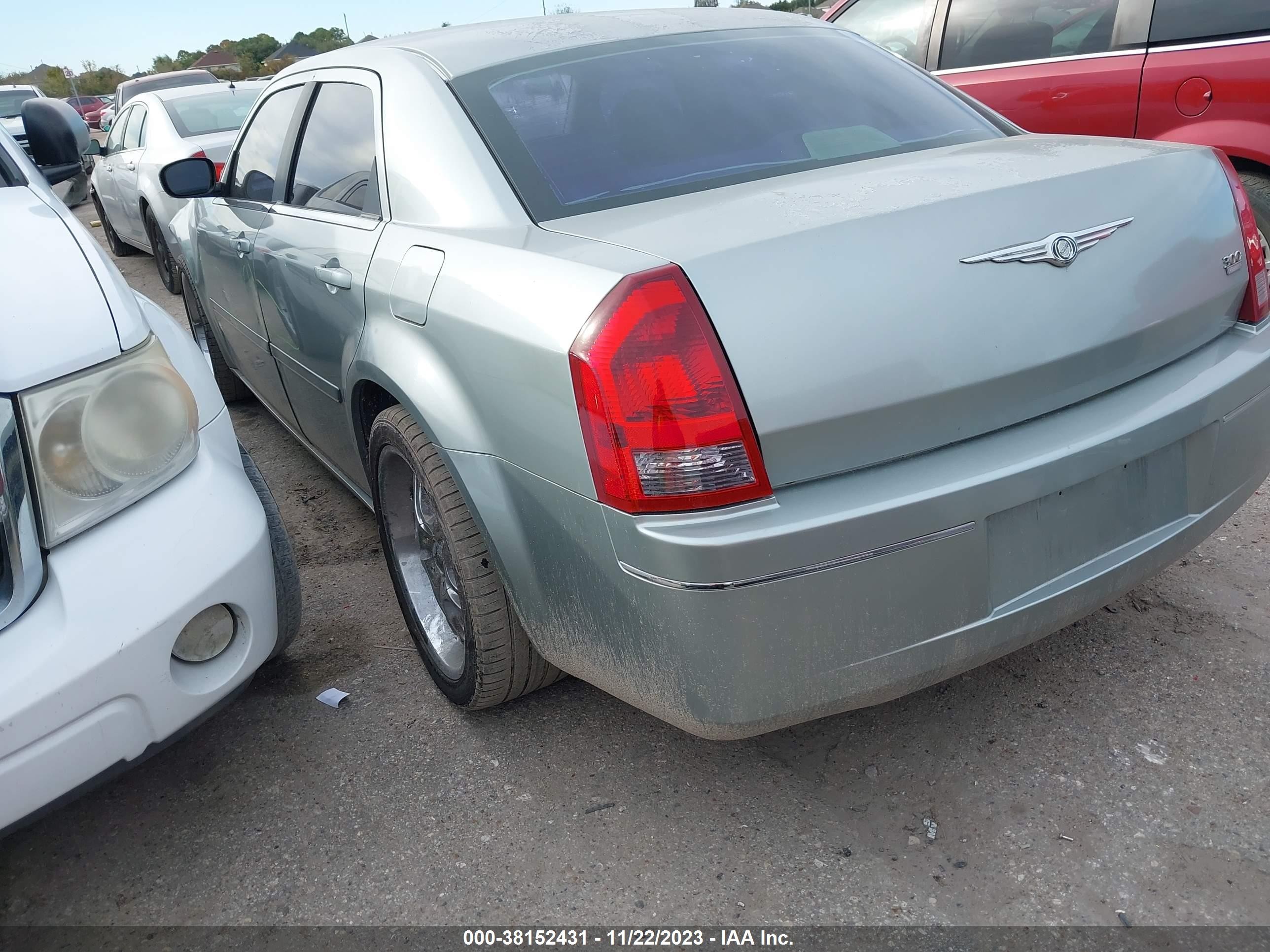 Photo 2 VIN: 2C3JA53G85H114150 - CHRYSLER 300 