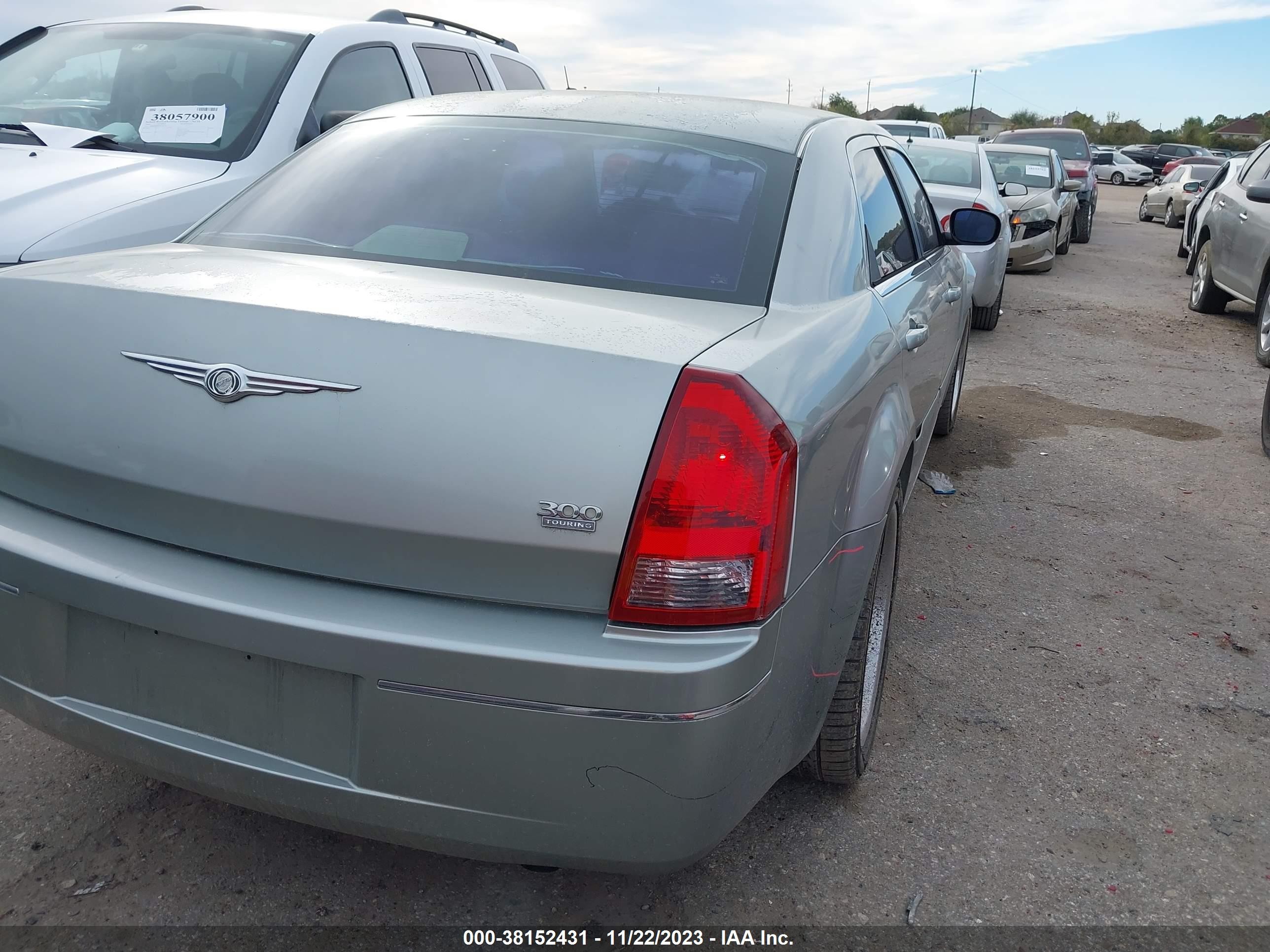 Photo 3 VIN: 2C3JA53G85H114150 - CHRYSLER 300 