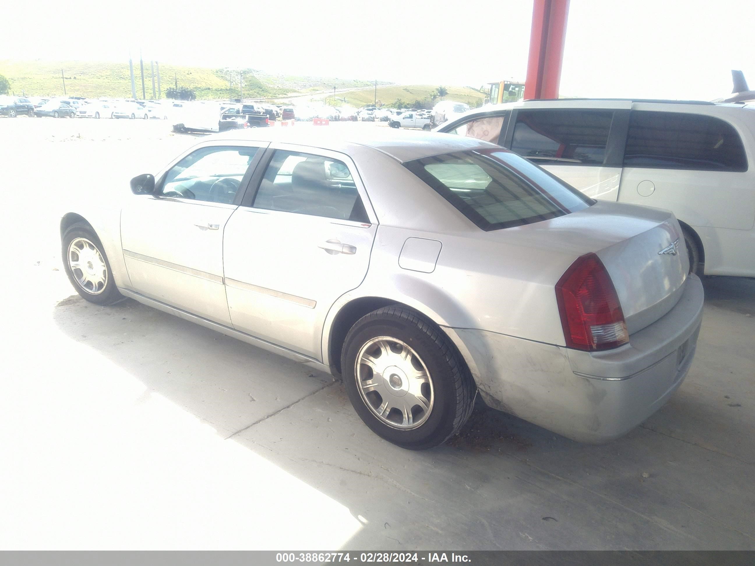 Photo 2 VIN: 2C3JA53GX5H507356 - CHRYSLER 300 