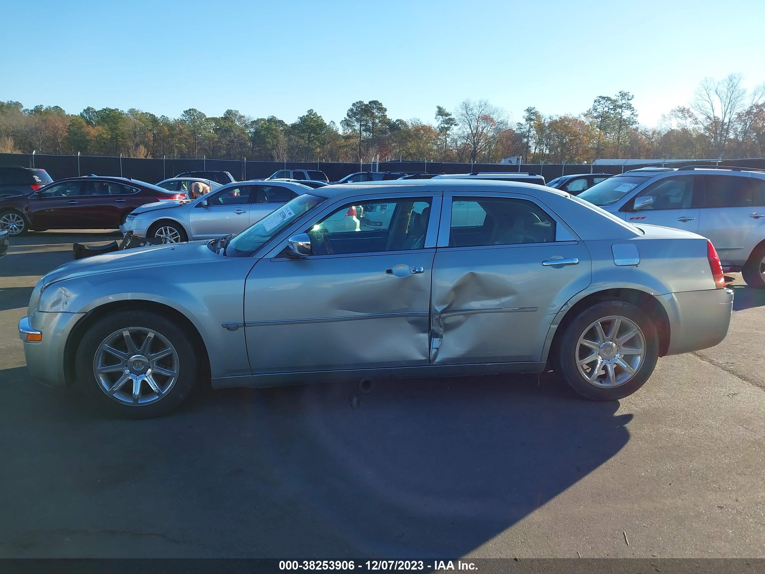 Photo 13 VIN: 2C3JA63H15H121553 - CHRYSLER 300C 