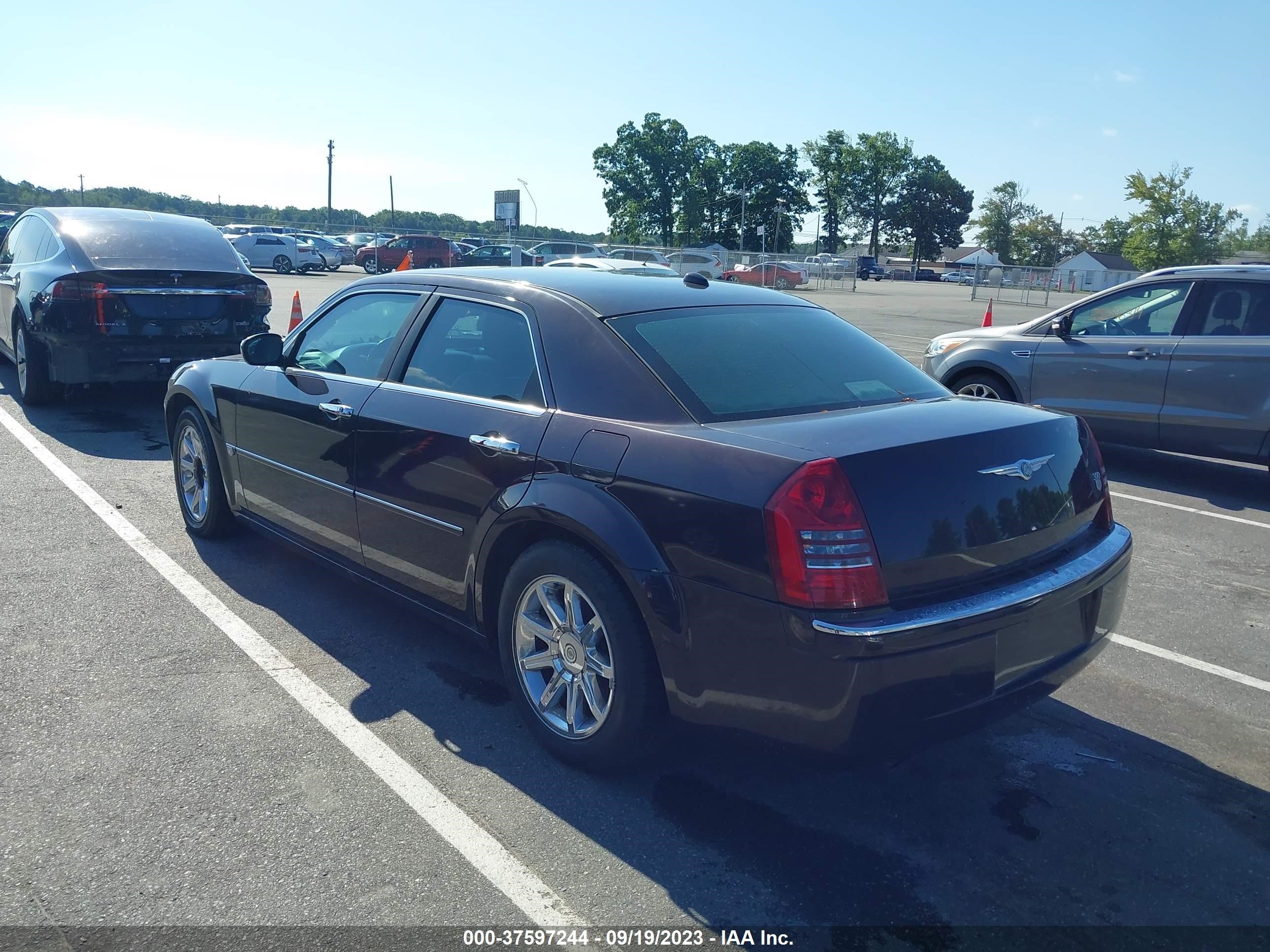 Photo 2 VIN: 2C3JA63H85H585939 - CHRYSLER 300 