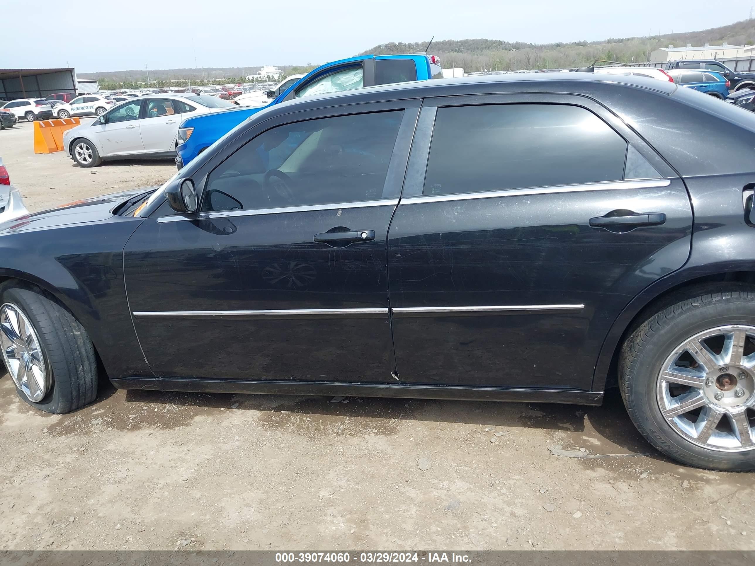 Photo 13 VIN: 2C3KA33G08H236112 - CHRYSLER 300 