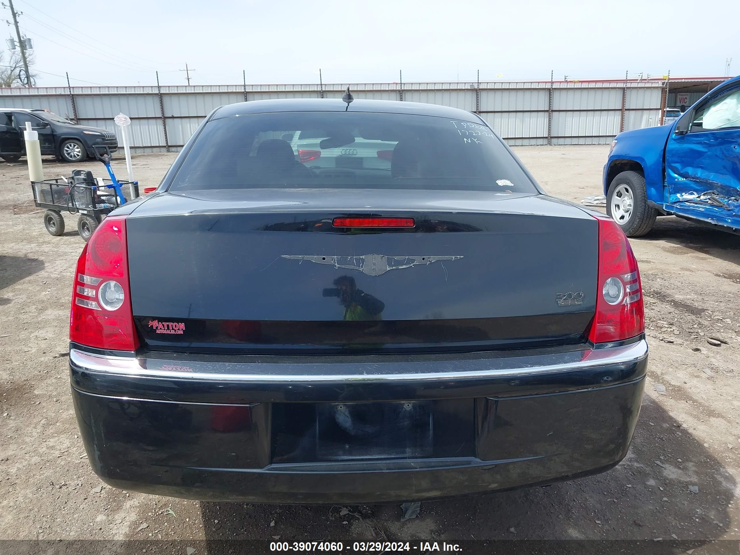 Photo 15 VIN: 2C3KA33G08H236112 - CHRYSLER 300 